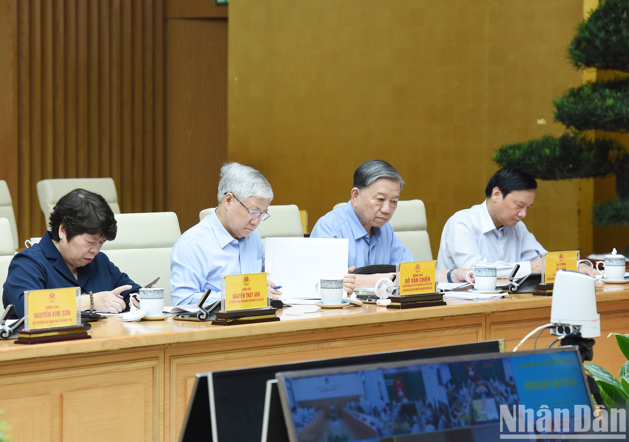 Los delegados en la reunión. Los delegados en la reunión.