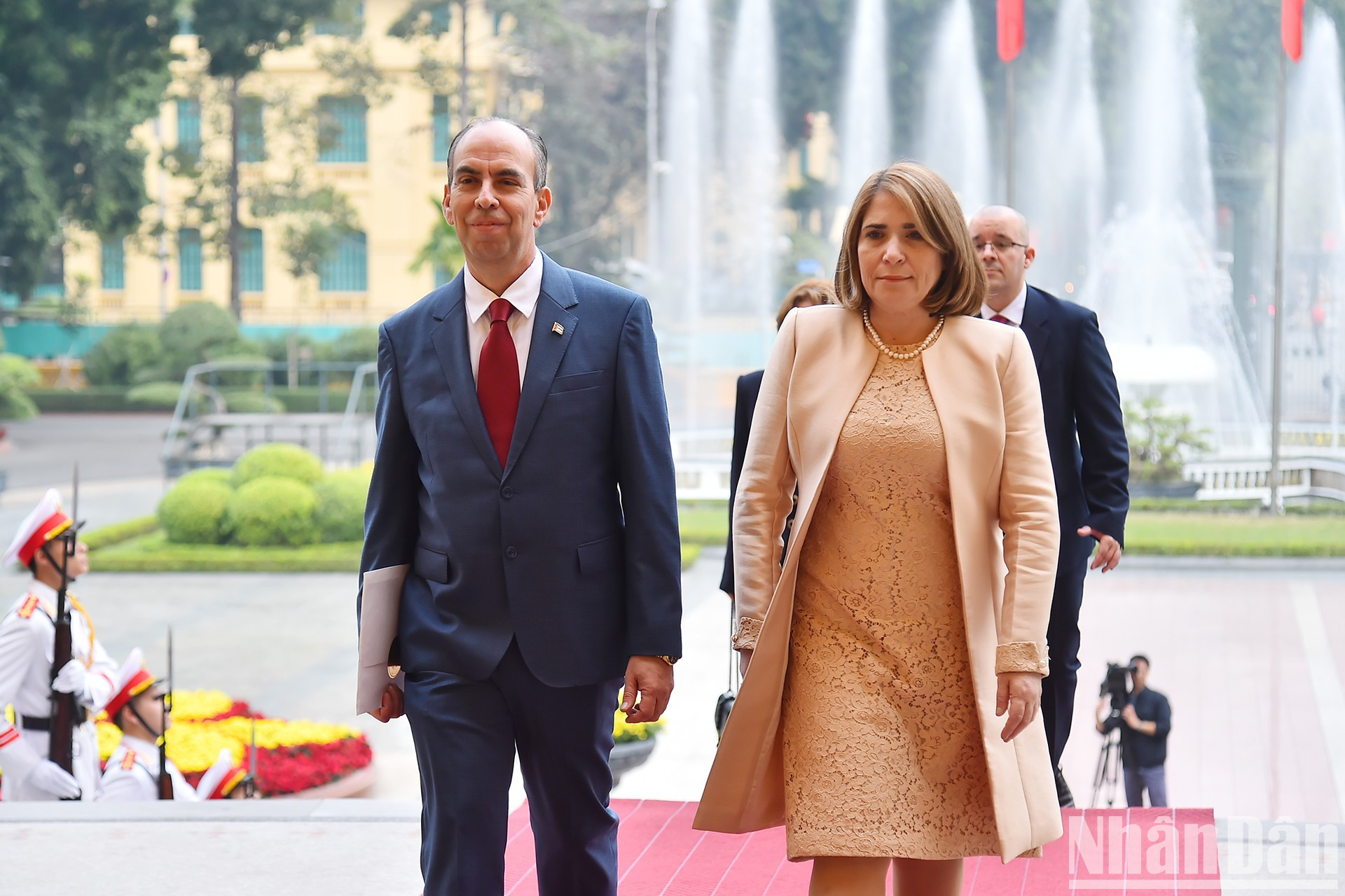 El embajador de Cuba en Vietnam, Rogelio Polanco Fuentes, y su esposa, en el Palacio Presidencial. El embajador de Cuba en Vietnam, Rogelio Polanco Fuentes, y su esposa, en el Palacio Presidencial.