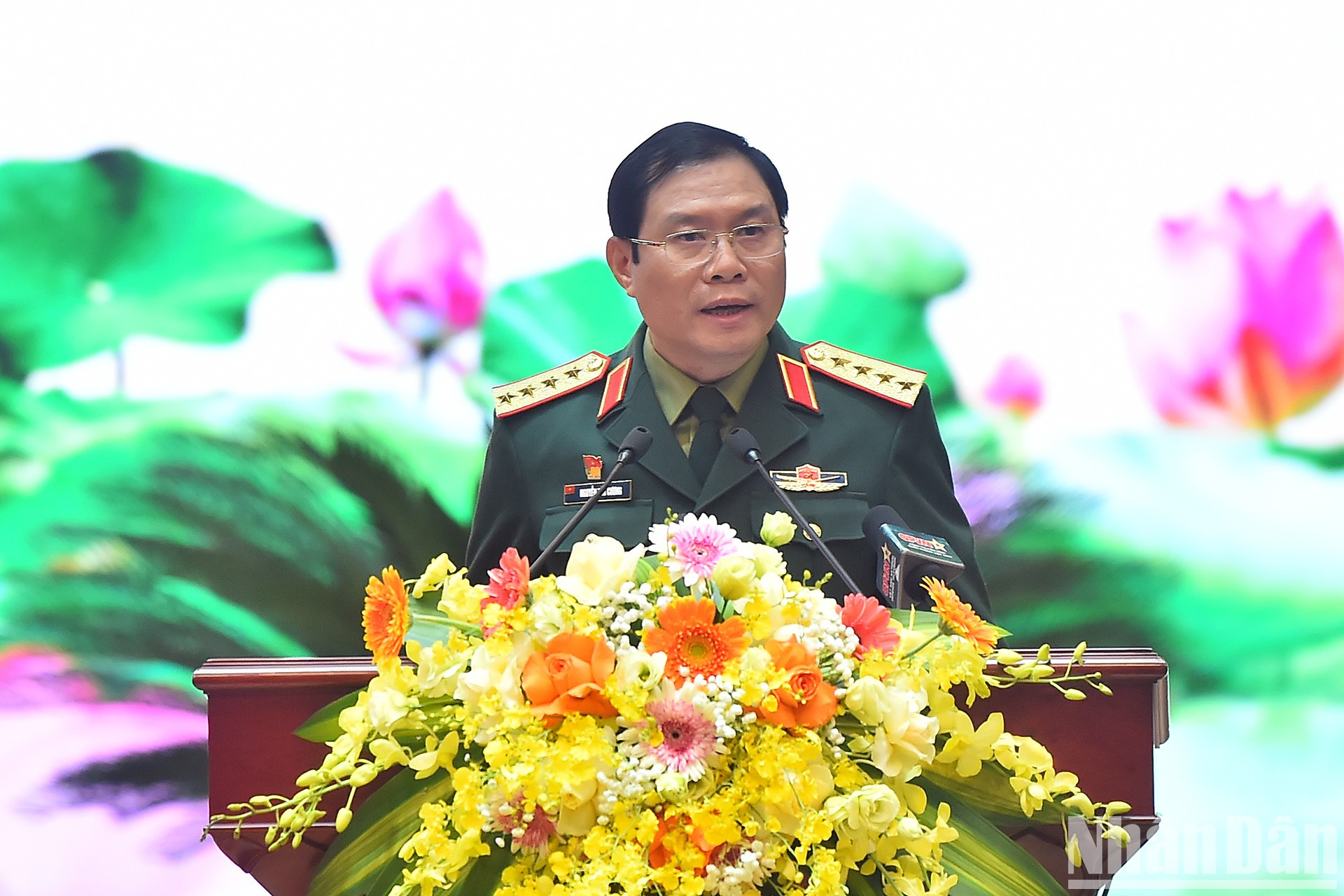 El general Nguyen Tan Cuong, jefe del Estado Mayor General del Ejército Popular de Vietnam, presenta un informe. El general Nguyen Tan Cuong, jefe del Estado Mayor General del Ejército Popular de Vietnam, presenta un informe.