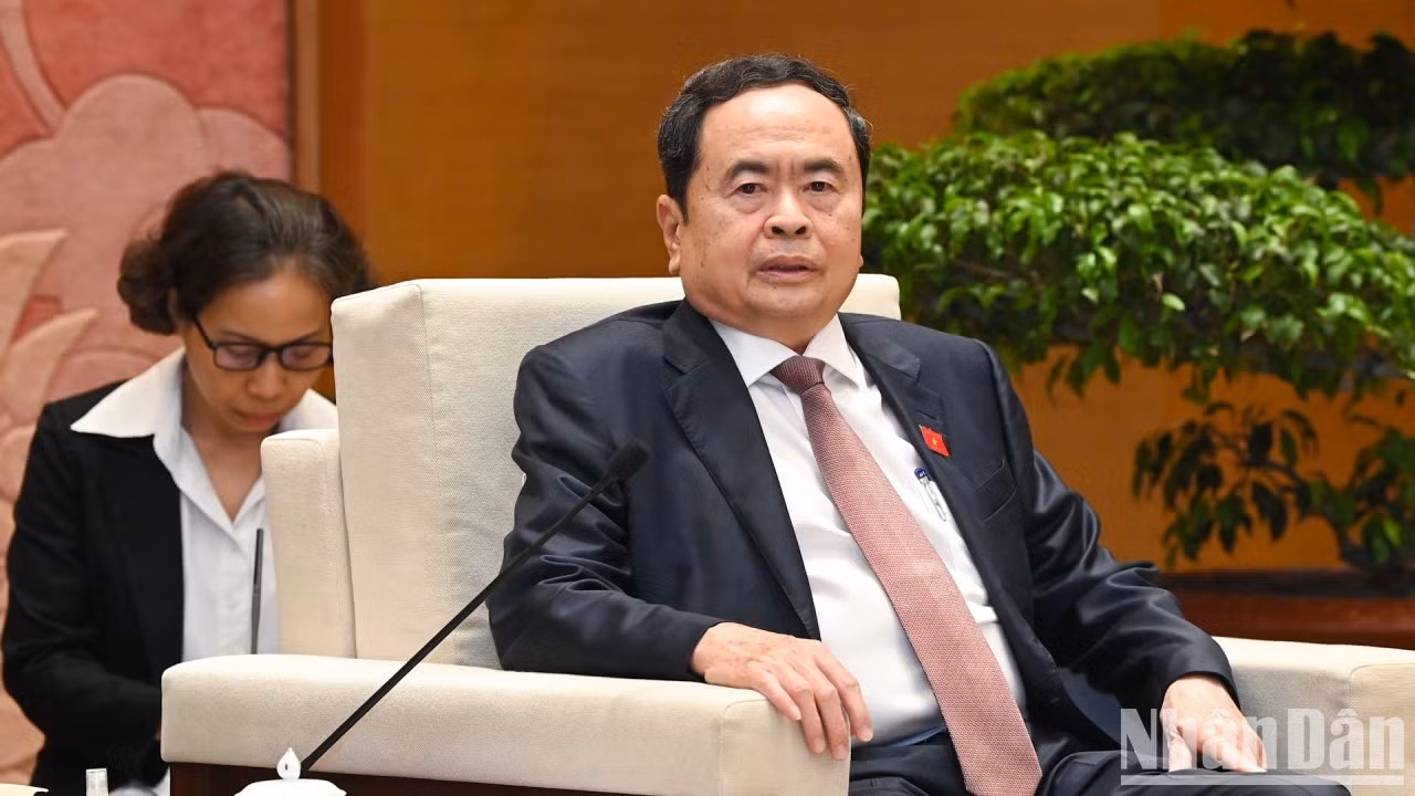 El titular de la Asamblea Nacional vietnamita, Tran Thanh Man, habla en la reunión.