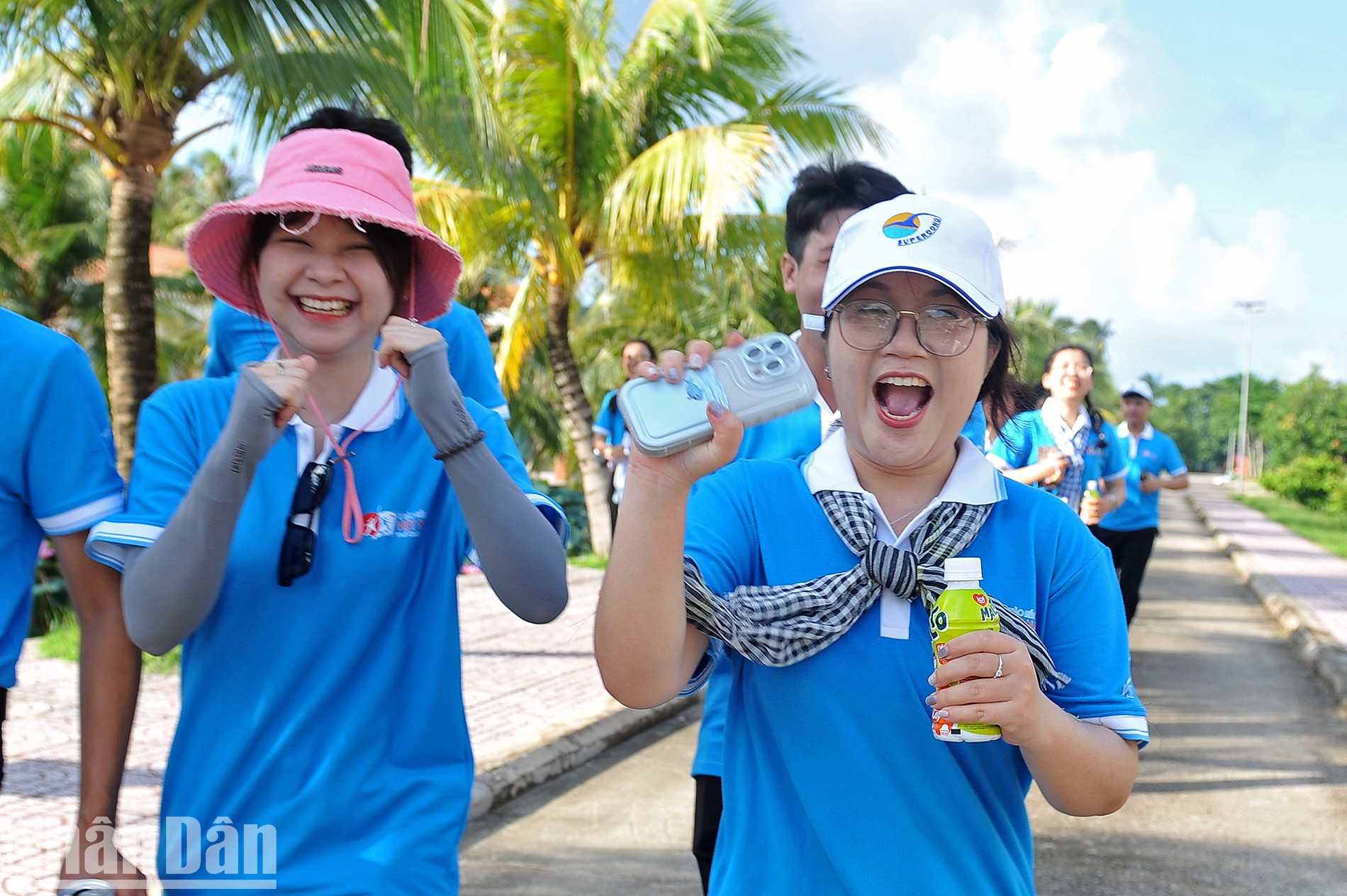 Las delegadas están entusiasmadas de competir. Las delegadas están entusiasmadas de competir.