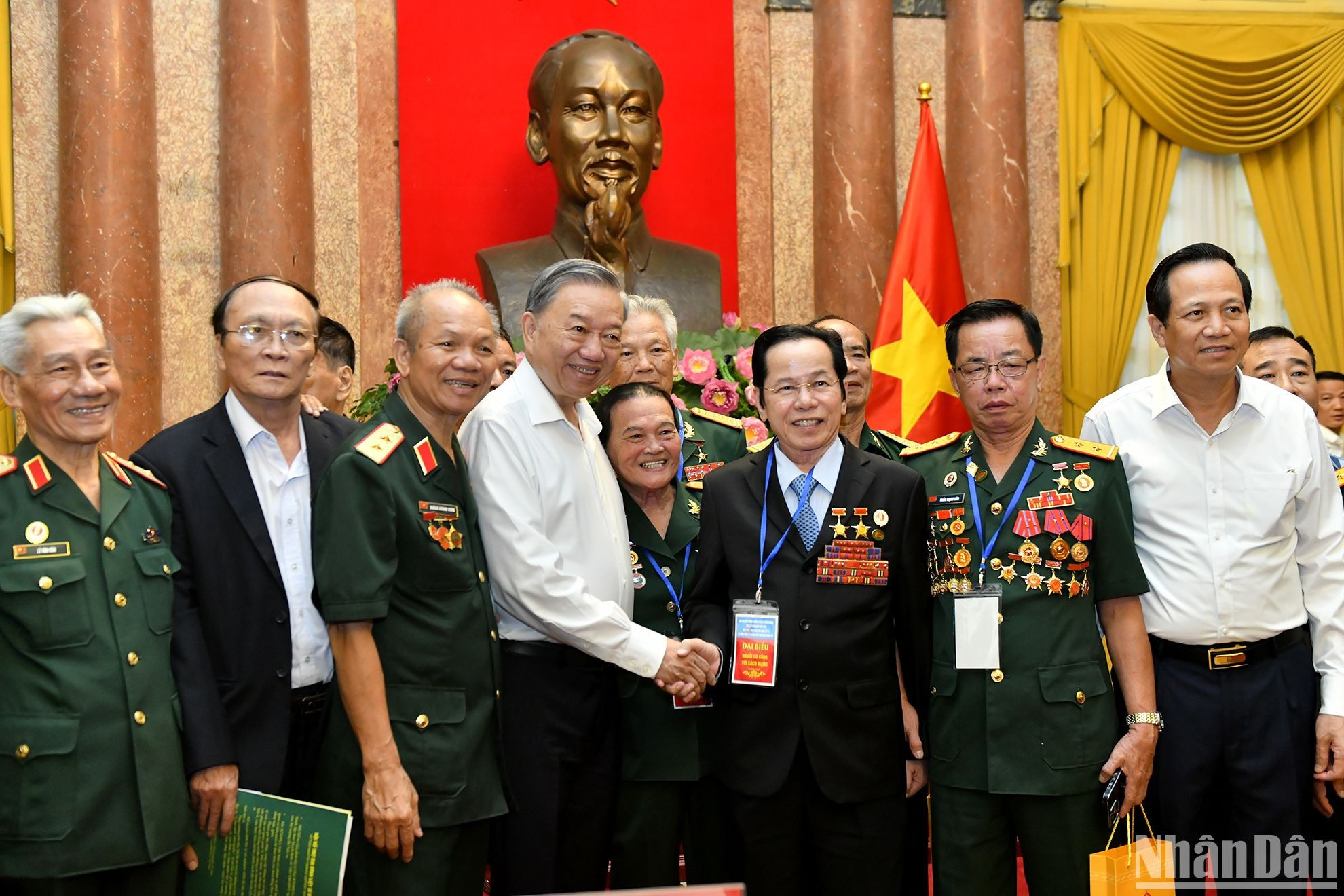 El presidente vietnamita y los delegados.