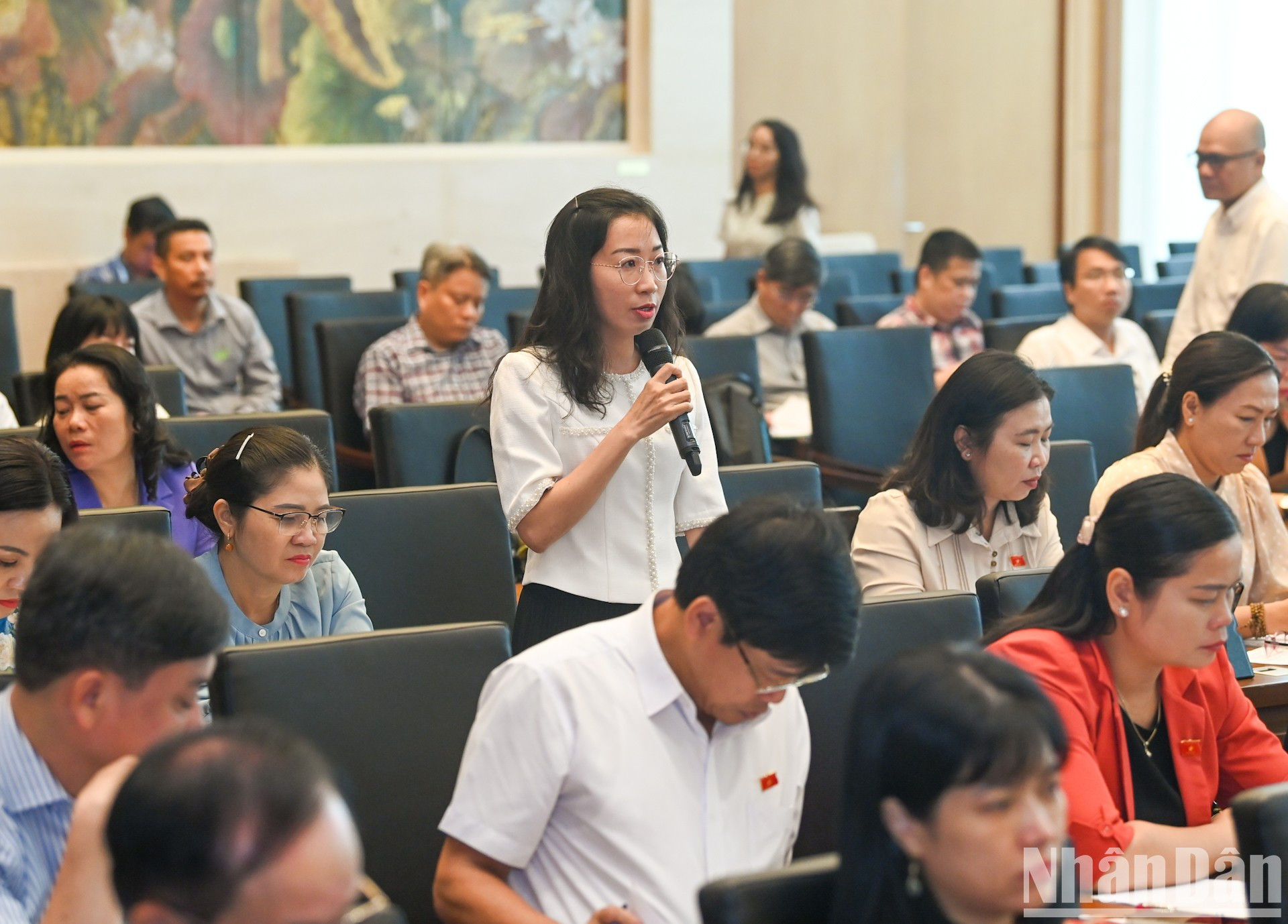 Diputada de la provincia de Tay Ninh, Huynh Thanh Thuy, expresa su opinión. Diputada de la provincia de Tay Ninh, Huynh Thanh Thuy, expresa su opinión.