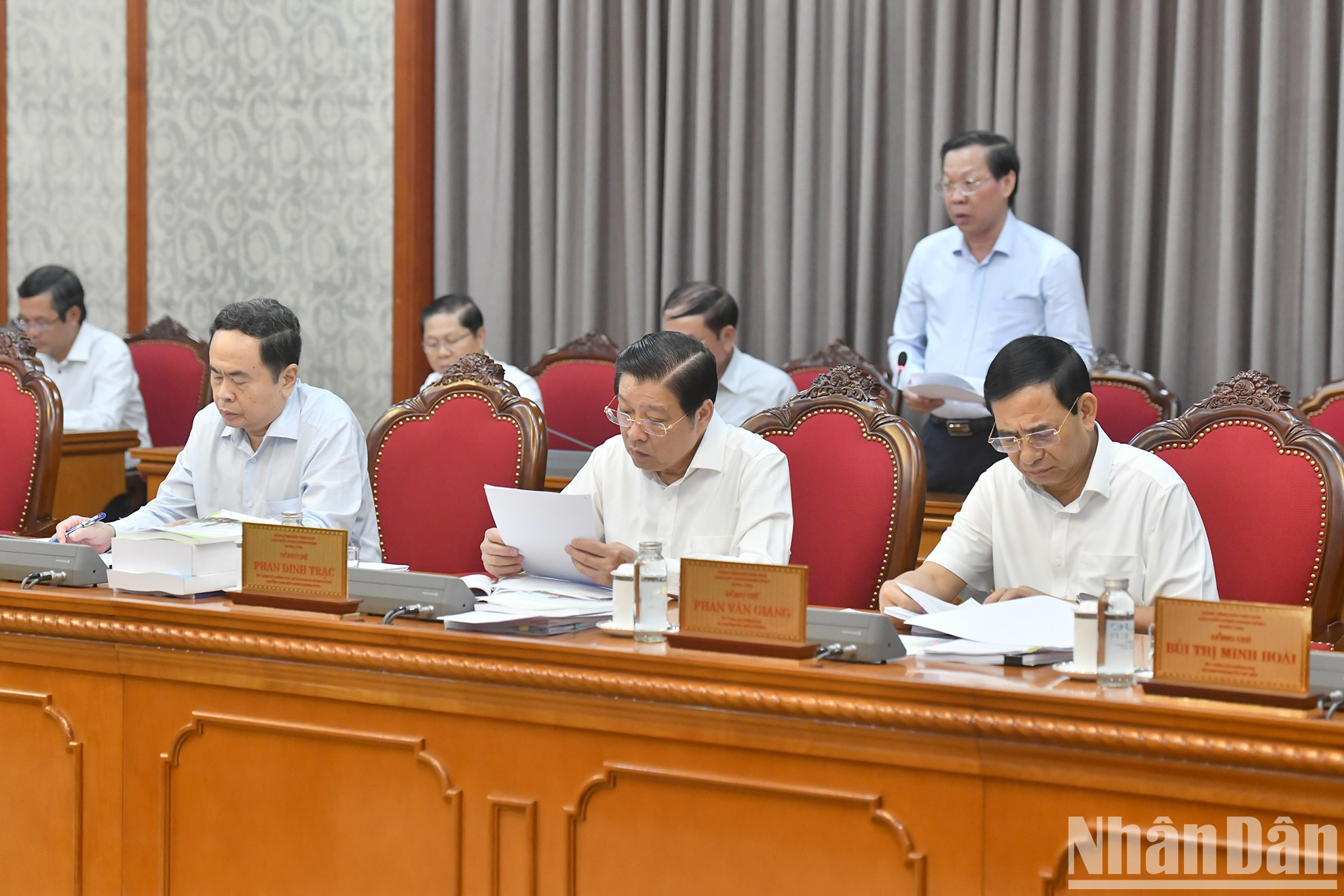 Altos funcionarios del Partido y del Estado y delegados. Altos funcionarios del Partido y del Estado y delegados.