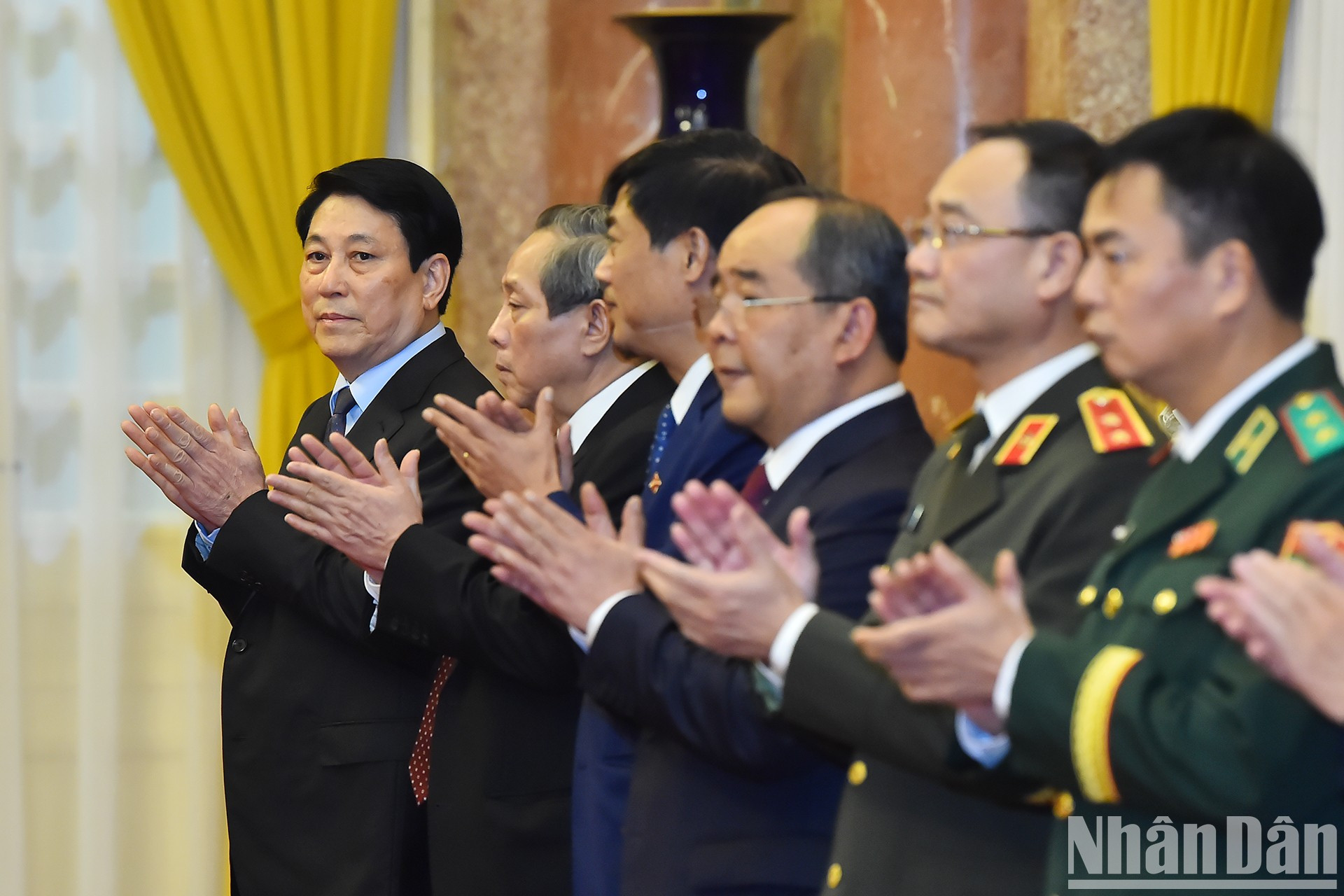 El presidente vietnamita, Luong Cuong, y los delegados en la ceremonia.