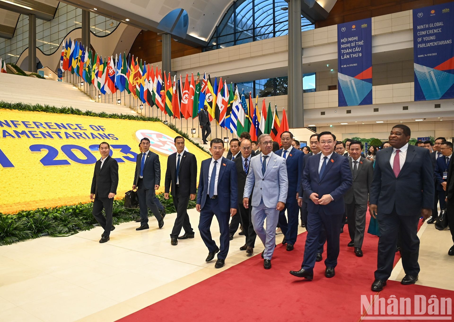 El titular de la Asamblea Nacional vietnamita, Vuong Dinh Hue, y los delegados en el evento. El titular de la Asamblea Nacional vietnamita, Vuong Dinh Hue, y los delegados en el evento.