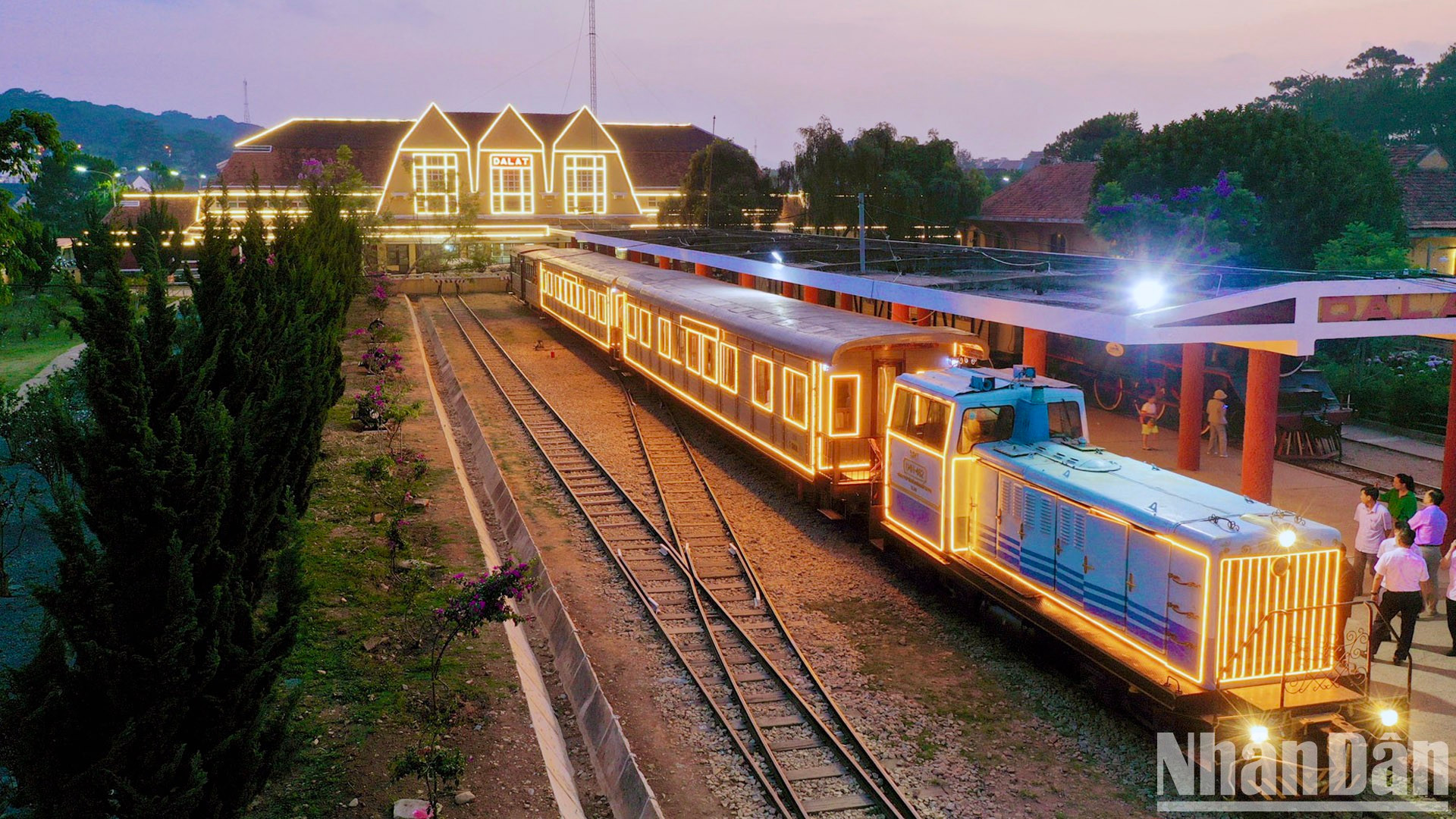 En el «Viaje nocturno por Da Lat», los visitantes disfrutan relajándose y observando la ciudad montañosa de Da Lat por la noche en antiguos vagones de tren, al tiempo que escuchan canciones de amor interpretadas al violín y al saxofón.