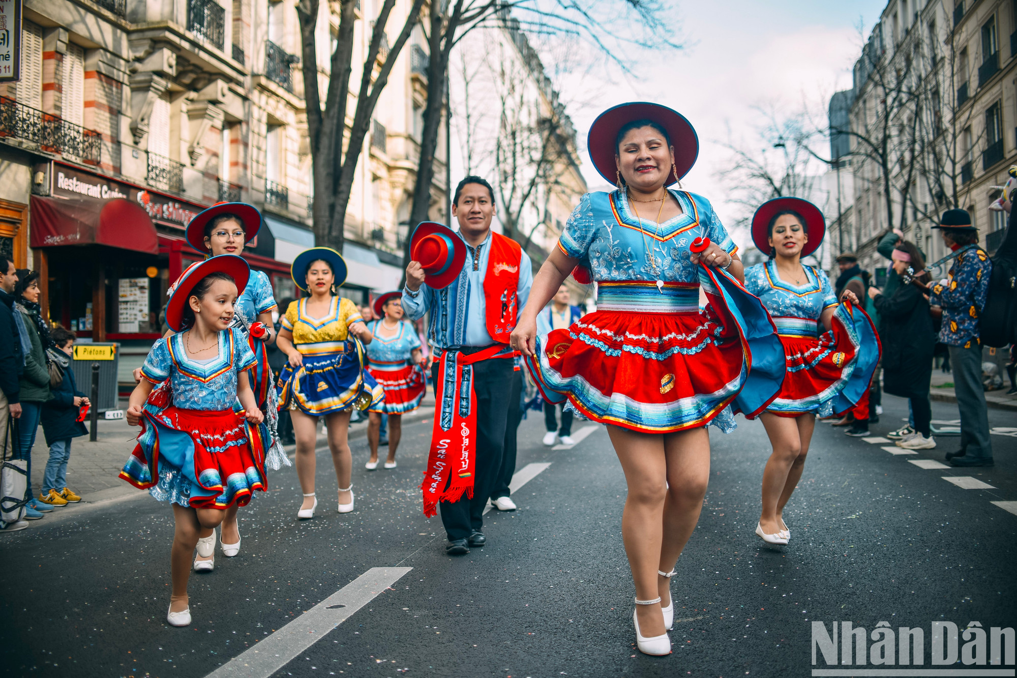 [Foto] Carnaval de París calienta el sombrío invierno