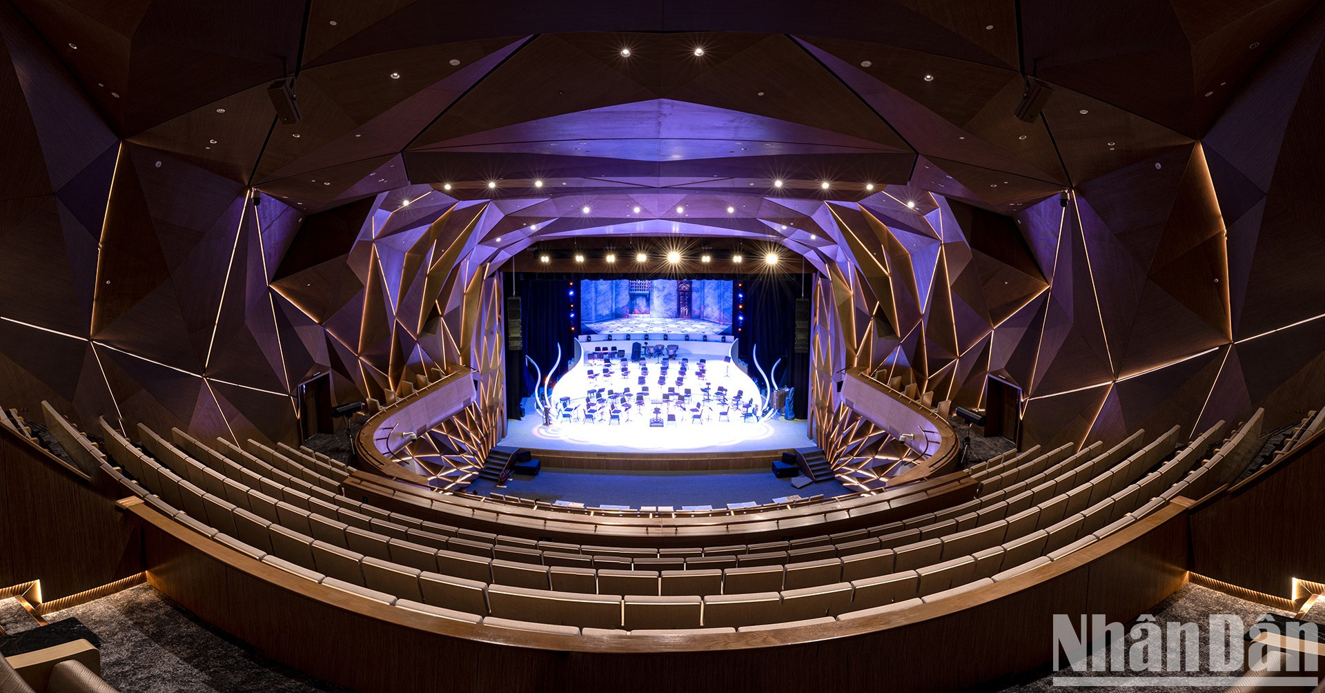 Su interior fue diseñado siguiendo un estilo moderno. El gran auditorio tiene líneas decorativas estilizadas a partir de la imagen del arroz, la del familiar logotipo de la Seguridad Pública de Vietnam.