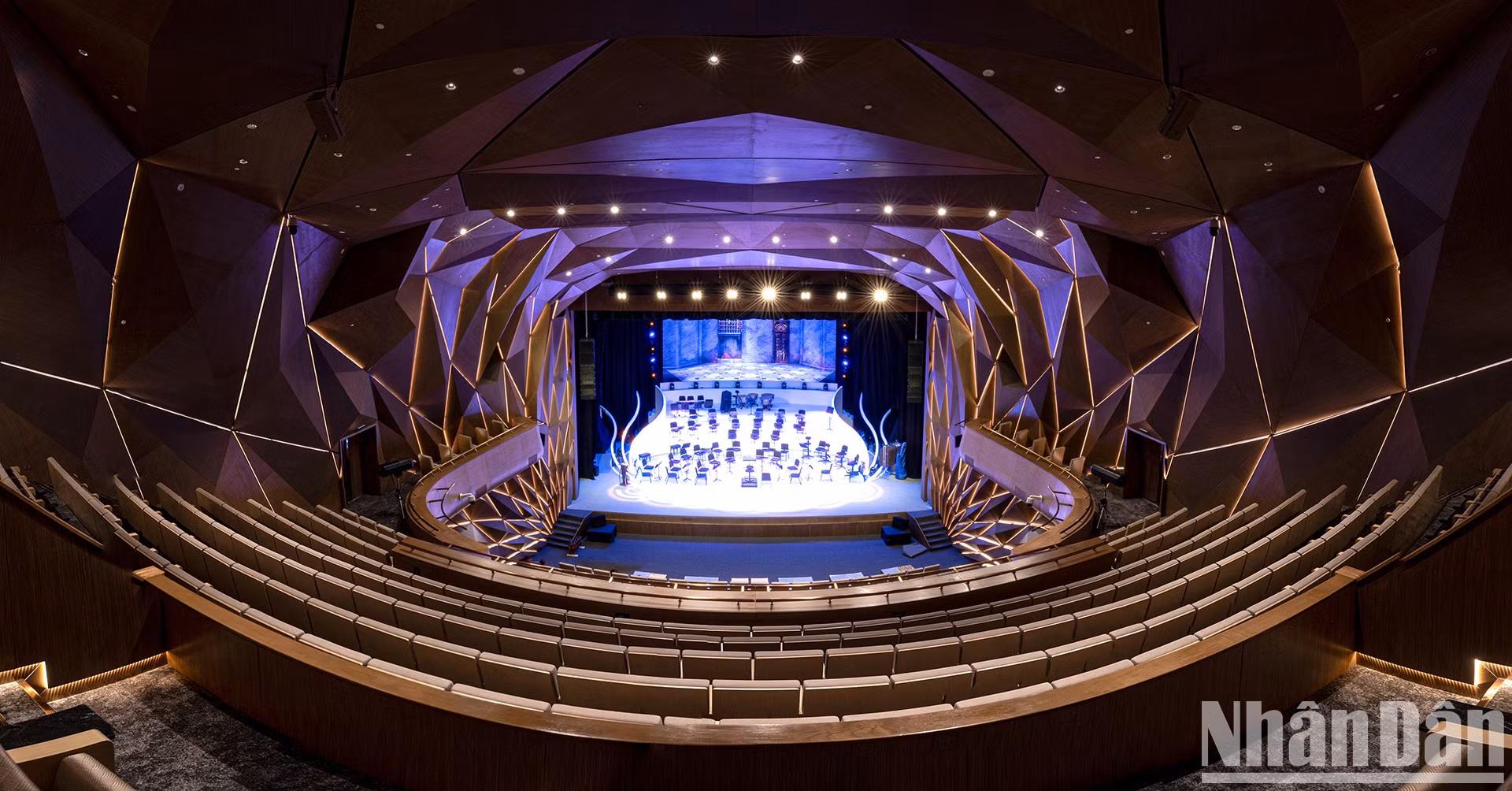 Su interior fue diseñado siguiendo un estilo moderno. El gran auditorio tiene líneas decorativas estilizadas a partir de la imagen del arroz, la del familiar logotipo de la Seguridad Pública de Vietnam. Su interior fue diseñado siguiendo un estilo moderno. El gran auditorio tiene líneas decorativas estilizadas a partir de la imagen del arroz, la del familiar logotipo de la Seguridad Pública de Vietnam.