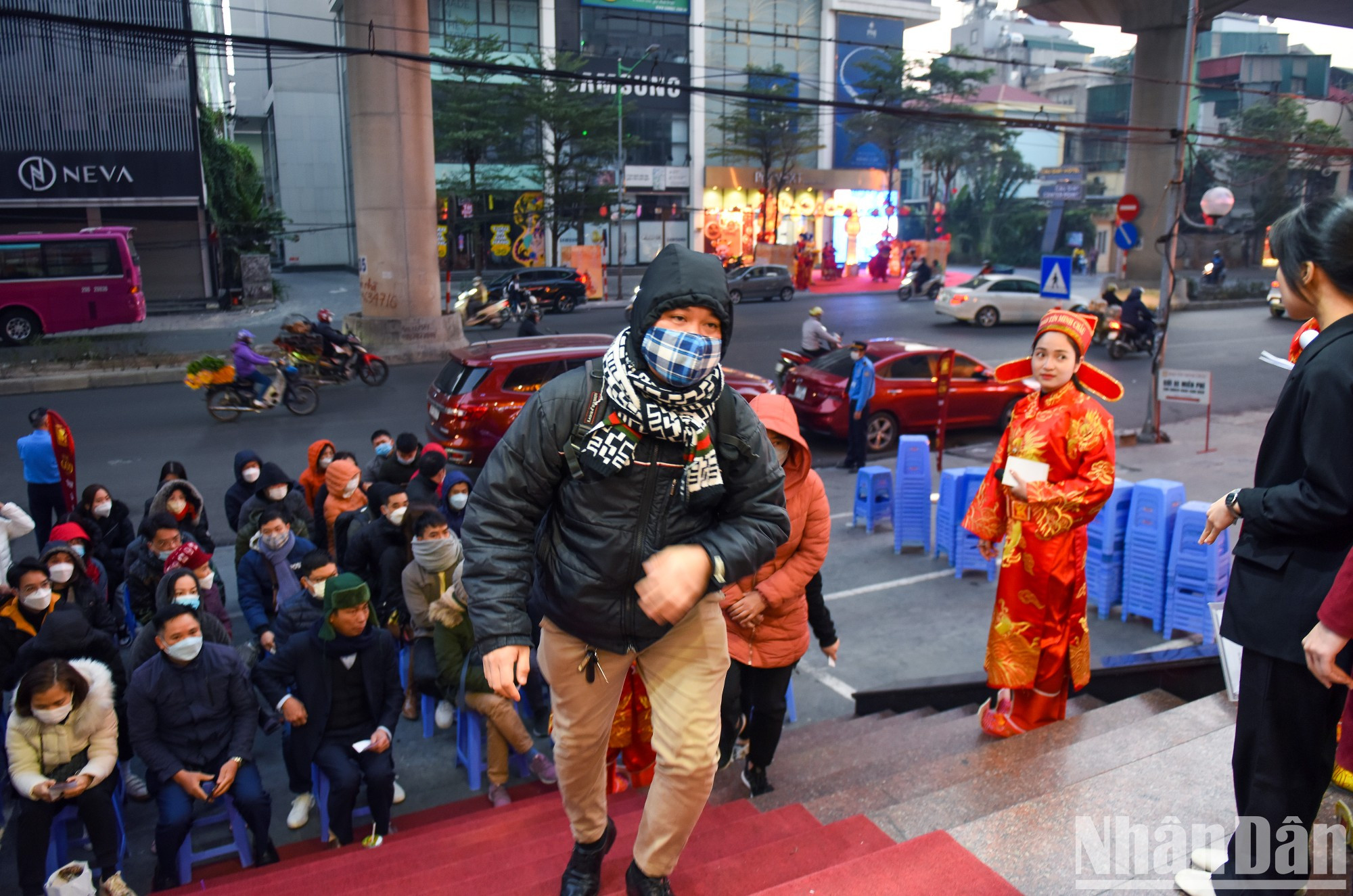 Los primeros compradores entran a la tienda. Detrás, decenas de personas esperan pacientemente su turno. Los primeros compradores entran a la tienda. Detrás, decenas de personas esperan pacientemente su turno.