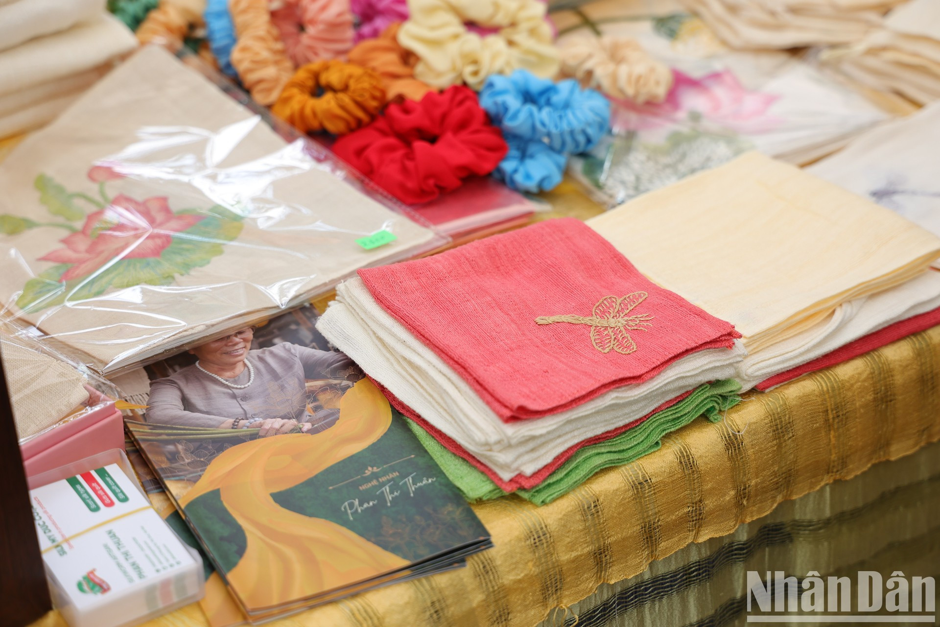 Con técnicas y manos hábiles y la creatividad de los artesanos, los singulares pañuelos de seda de loto son más singulares porque están hechos de materiales "únicos". Con técnicas y manos hábiles y la creatividad de los artesanos, los singulares pañuelos de seda de loto son más singulares porque están hechos de materiales "únicos".