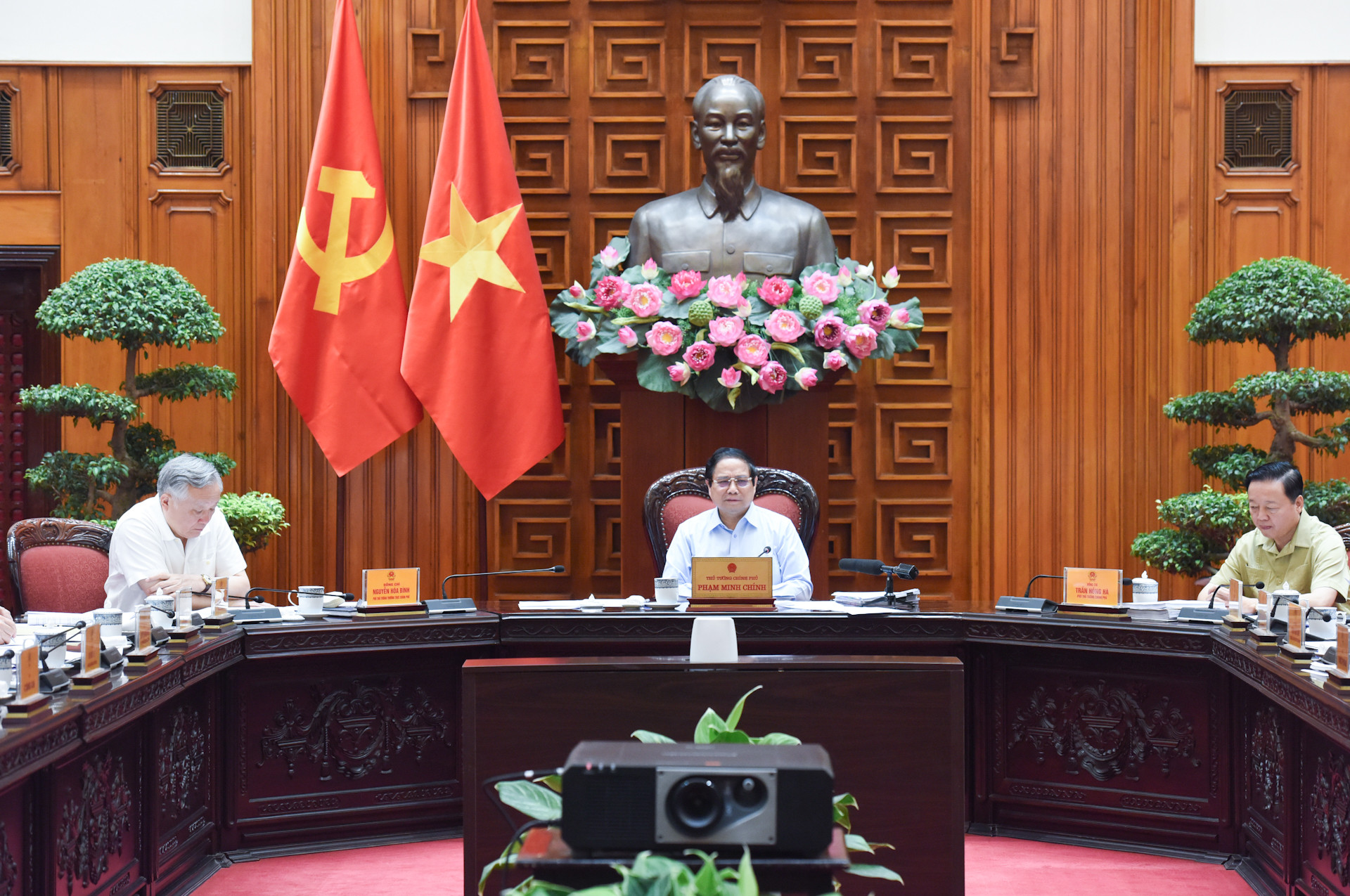 [Foto] Premier vietnamita preside reunión de la jefatura del Gobierno sobre soluciones comerciales con EE. UU.