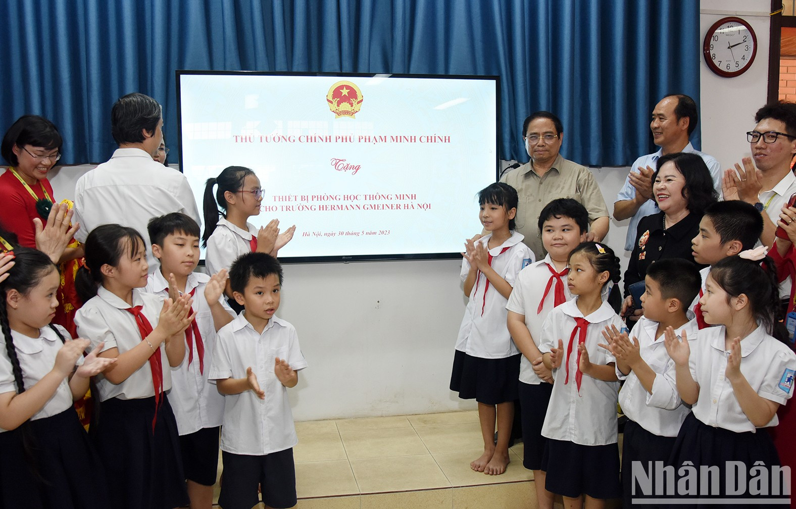 El jefe de Gobierno entrega regalos a los estudiantes de la escuela secundaria privada. El jefe de Gobierno entrega regalos a los estudiantes de la escuela secundaria privada.