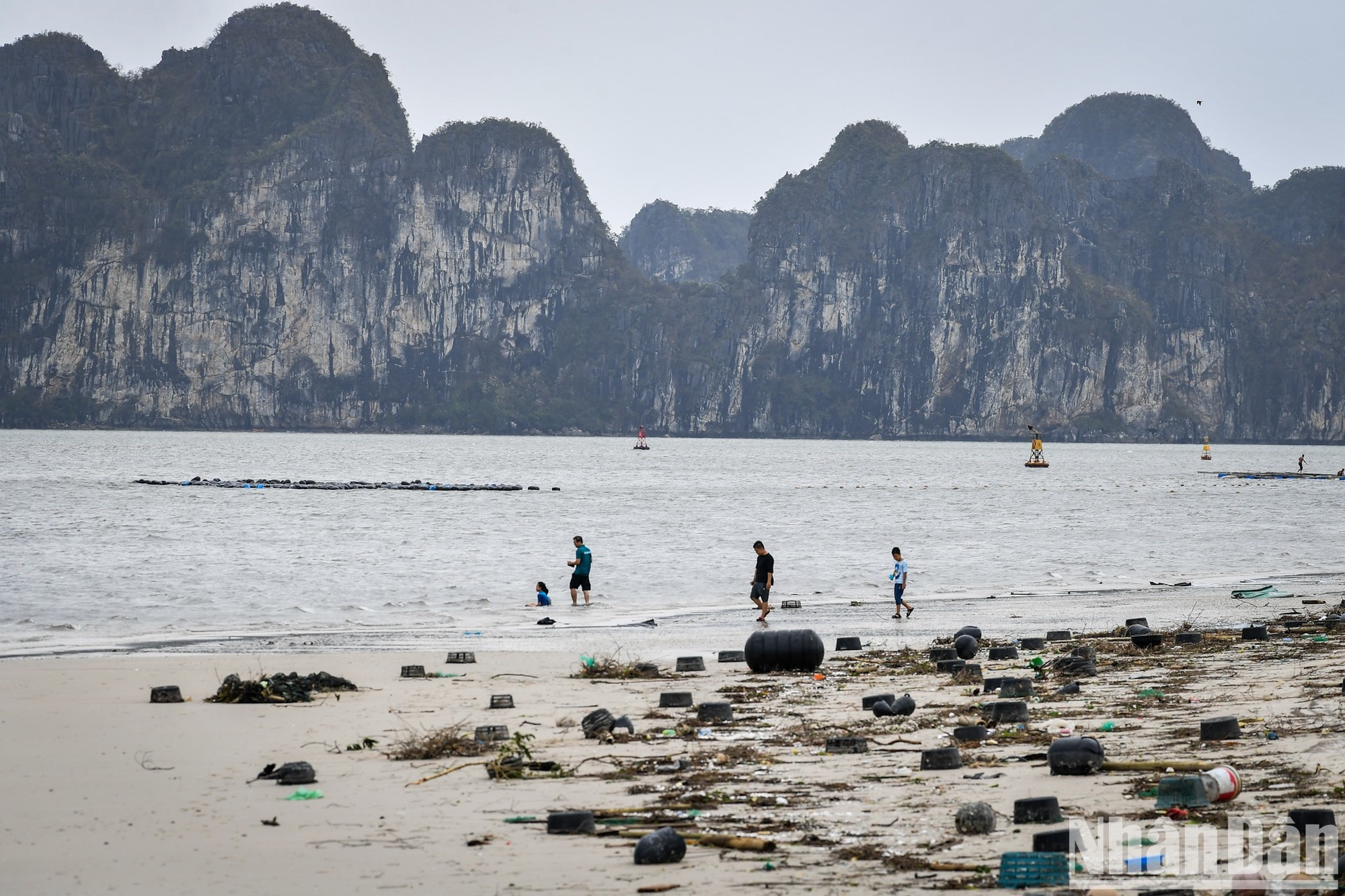 Playa de Hon Gai tras la tormenta. Playa de Hon Gai tras la tormenta.