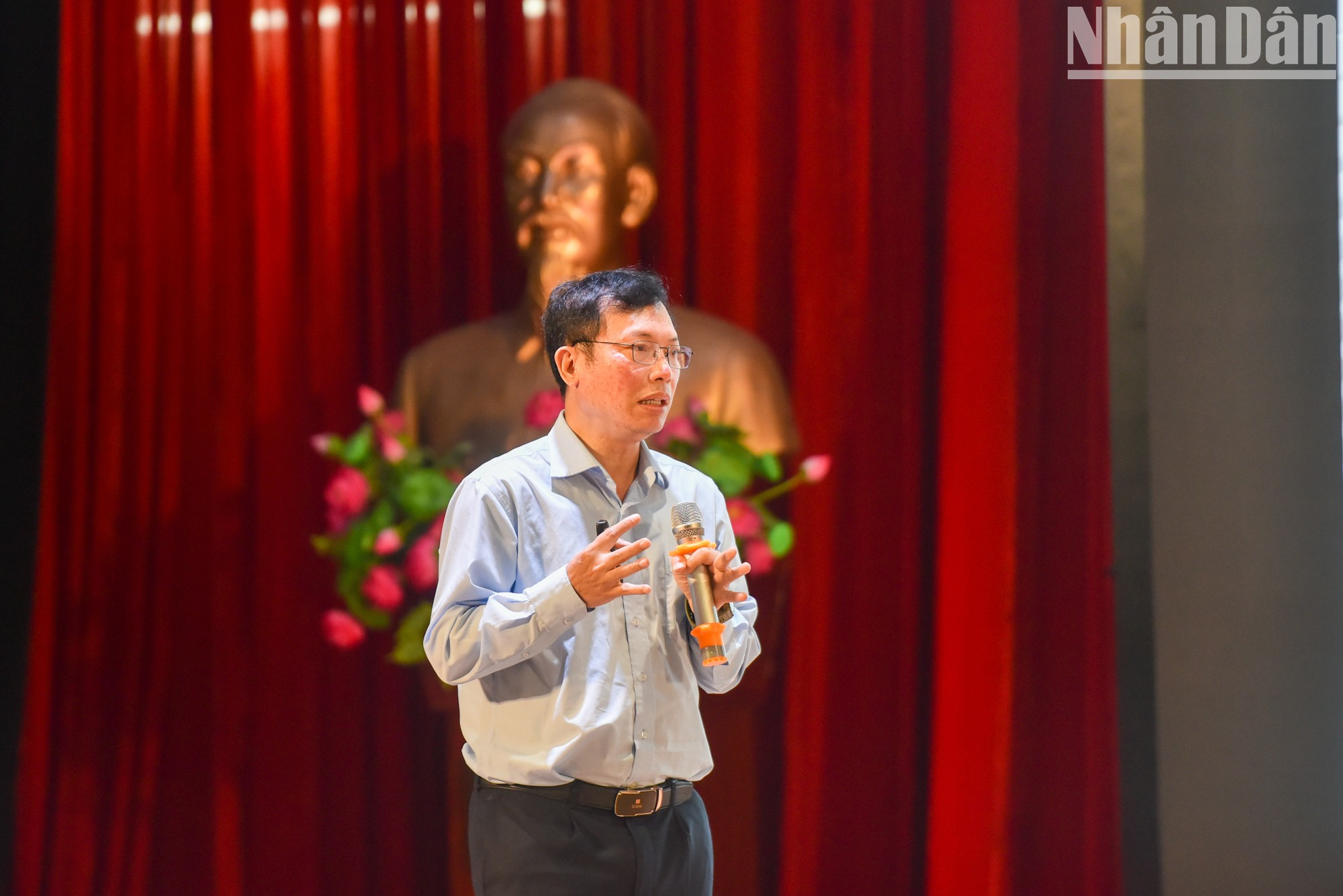 Dang Minh Tuan, presidente de la Alianza Nacional de Blockchain y comparte sobre la aplicación de la tecnología Blockchain en la gestión de redacciones digitales. Dang Minh Tuan, presidente de la Alianza Nacional de Blockchain y comparte sobre la aplicación de la tecnología Blockchain en la gestión de redacciones digitales.