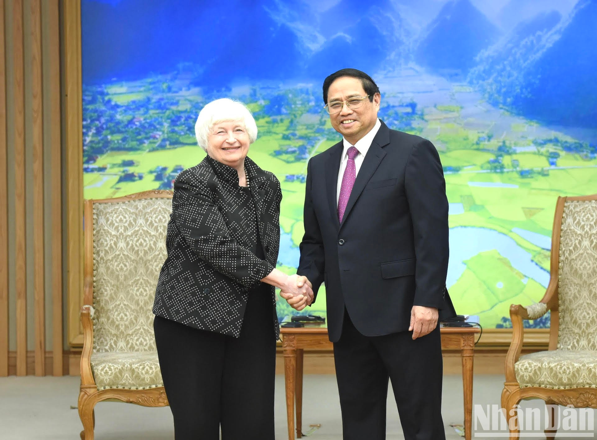 El primer ministro vietnamita, Pham Minh Chinh, recibe a la secretaria del Tesoro de EE.UU., Janet Yellen. El primer ministro vietnamita, Pham Minh Chinh, recibe a la secretaria del Tesoro de EE.UU., Janet Yellen.