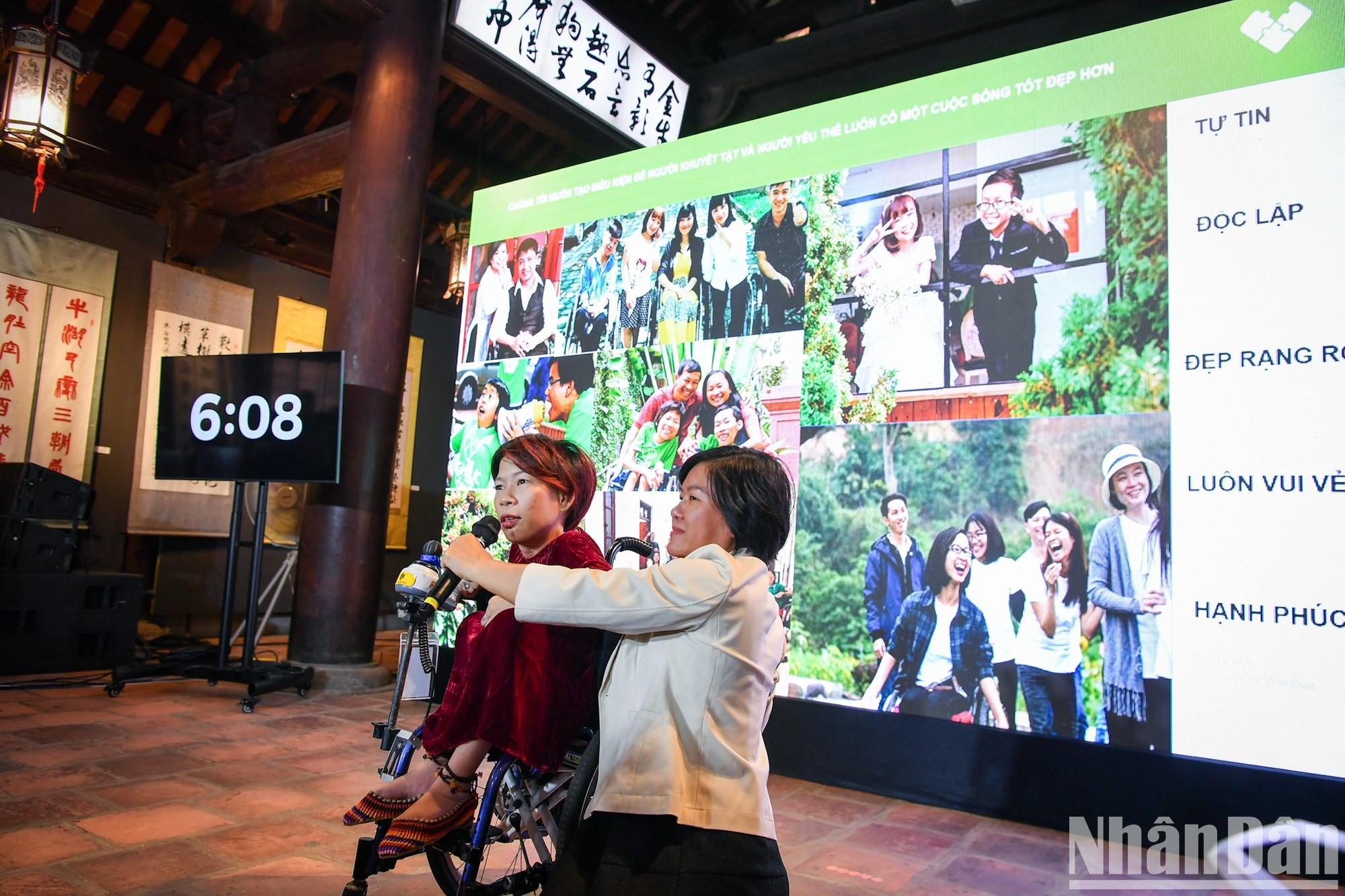 Los representantes de los proyectos exponen sus propuestas, interactúan con el Consejo del Jurado y responden a sus preguntas.