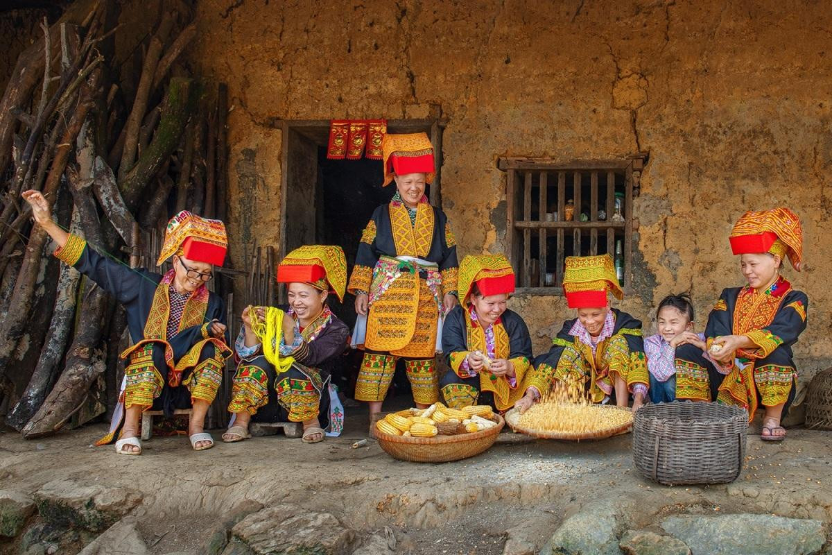 Vida cotidiana de los Yao Lu Gang en la comuna de Cong Son, distrito de Cao Loc. En esta área conviven tres grupos étnicos, los Yao, los Tay y los Nung. El primero representa más del 98 por ciento de la población. Además del cultivo, se dedican a la cría de ganado, tejeduría y costura de trajes tradicionales.
