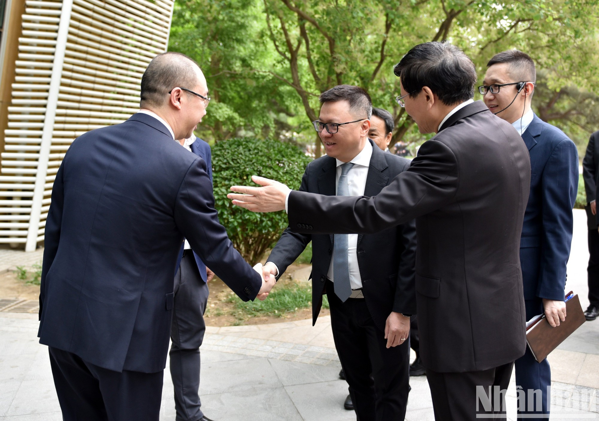 Quoc Minh y la delegación vietnamita visitan la sede del diario chino.