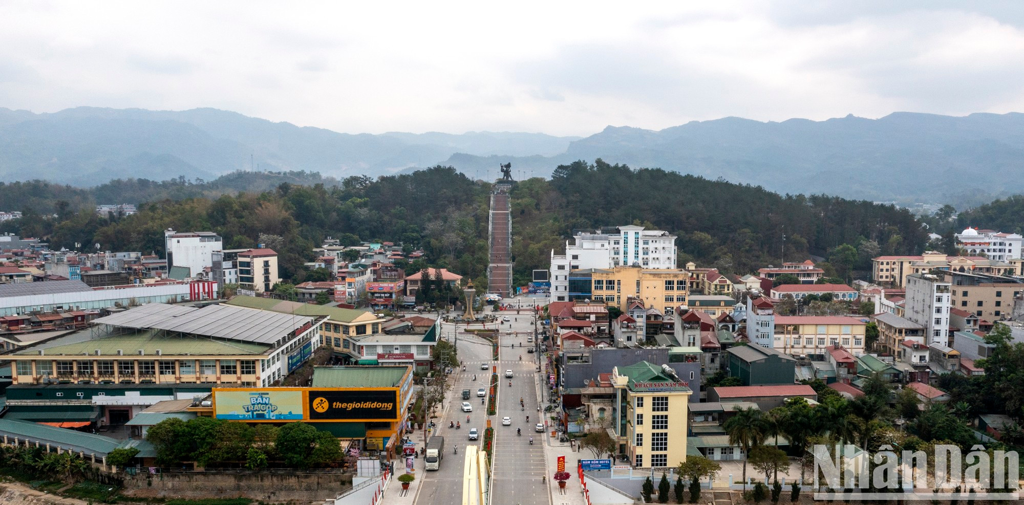 El monumento a la victoria de Dien Bien Phu está ubicado en la colina D1, en el centro de la ciudad. A unos 50 metros de altura sobre el campo Muong Thanh, este lugar puede verse desde cualquier punto de la ciudad. El monumento a la victoria de Dien Bien Phu está ubicado en la colina D1, en el centro de la ciudad. A unos 50 metros de altura sobre el campo Muong Thanh, este lugar puede verse desde cualquier punto de la ciudad.