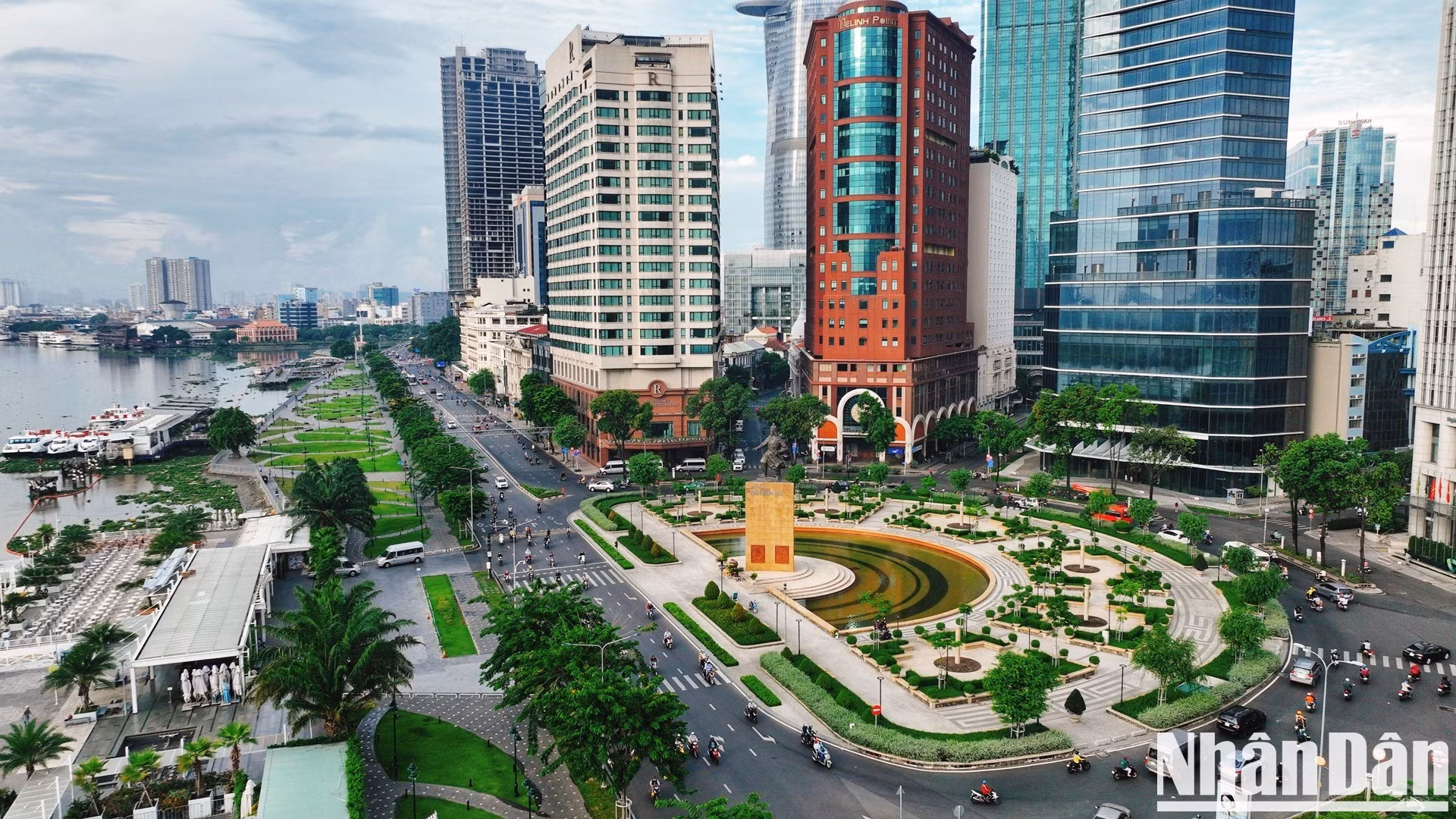 Después de muchas renovaciones, el área del parque de la plaza Me Linh, donde se encuentra la estatua de Tran Hung Dao en el distrito 1, entró oficialmente en funcionamiento en marzo de 2022.