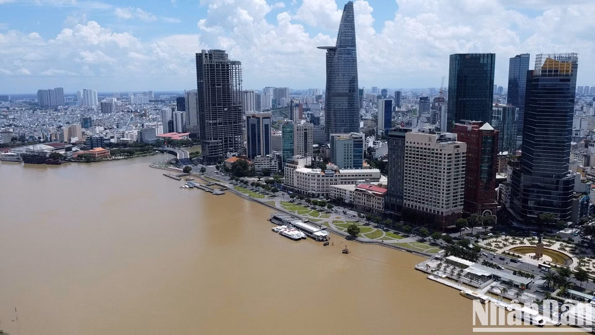 El centro del distrito 1 con el edificio Bitexco de 69 pisos, el parque Ben Bach Dang, el asta de la bandera Thu Ngu y la plaza Me Linh, obras simbólicas asociadas con la ciudad después de 50 años de reunificación nacional.