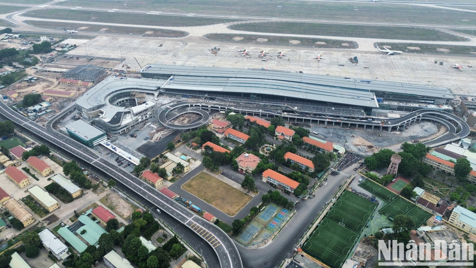 Después de más de dos años de construcción, el proyecto de la terminal T3 del aeropuerto de Tan Son Nhat, con una inversión total de más de 425 millones de dólares, está ejecutado en un 99 por ciento y se espera que entre en funcionamiento el 30 de abril, en ocasión del 50 aniversario de la Liberación del Sur y la Reunificación Nacional. Después de más de dos años de construcción, el proyecto de la terminal T3 del aeropuerto de Tan Son Nhat, con una inversión total de más de 425 millones de dólares, está ejecutado en un 99 por ciento y se espera que entre en funcionamiento el 30 de abril, en ocasión del 50 aniversario de la Liberación del Sur y la Reunificación Nacional.