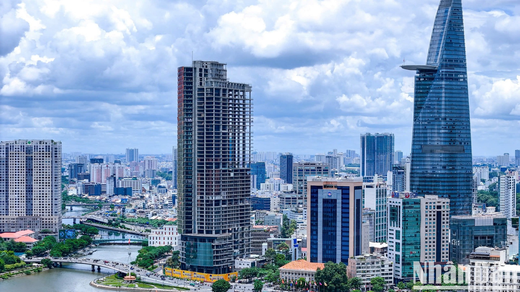 Con una longitud de casi 22 kilómetros, la avenida Este-Oeste (ahora Vo Van Kiet-Mai Chi Tho) se abrió al tráfico en 2011, creando un nuevo eje de acceso este-oeste hacia el sur para reducir la congestión del tráfico hacia el puente de Saigón. La ruta también satisface las necesidades de tráfico y transporte de carga de los puertos situados en dirección noreste-suroeste de la ciudad y las provincias del delta del río Mekong. Con una longitud de casi 22 kilómetros, la avenida Este-Oeste (ahora Vo Van Kiet-Mai Chi Tho) se abrió al tráfico en 2011, creando un nuevo eje de acceso este-oeste hacia el sur para reducir la congestión del tráfico hacia el puente de Saigón. La ruta también satisface las necesidades de tráfico y transporte de carga de los puertos situados en dirección noreste-suroeste de la ciudad y las provincias del delta del río Mekong.