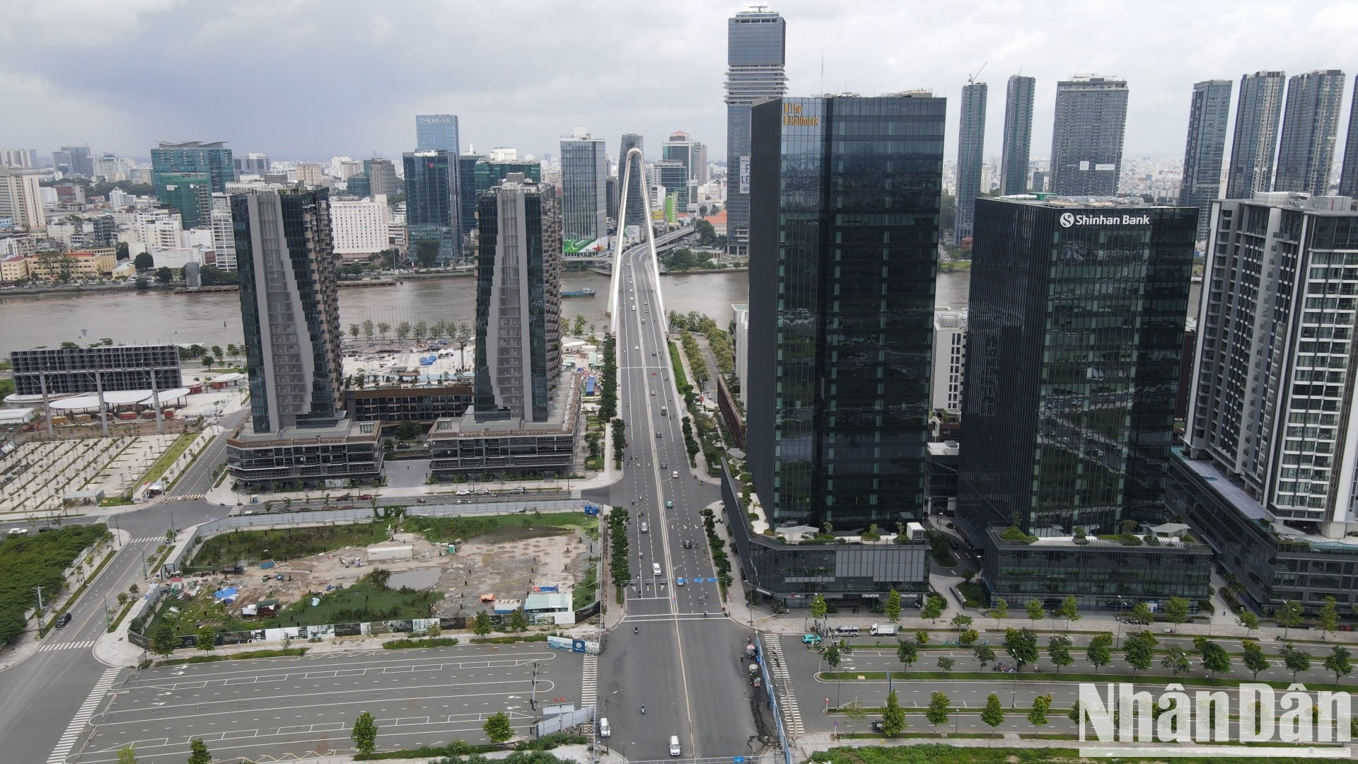 La construcción del puente Ba Son comienz a principios de 2015 y finaliza en abril de 2022. Con una arquitectura moderna, el puente lleva el nombre del astillero Ba Son, un lugar histórico asociado con el desarrollo urbano de Ciudad Ho Chi Minh tras los 50 años de reunificación nacional. La construcción del puente Ba Son comienz a principios de 2015 y finaliza en abril de 2022. Con una arquitectura moderna, el puente lleva el nombre del astillero Ba Son, un lugar histórico asociado con el desarrollo urbano de Ciudad Ho Chi Minh tras los 50 años de reunificación nacional.