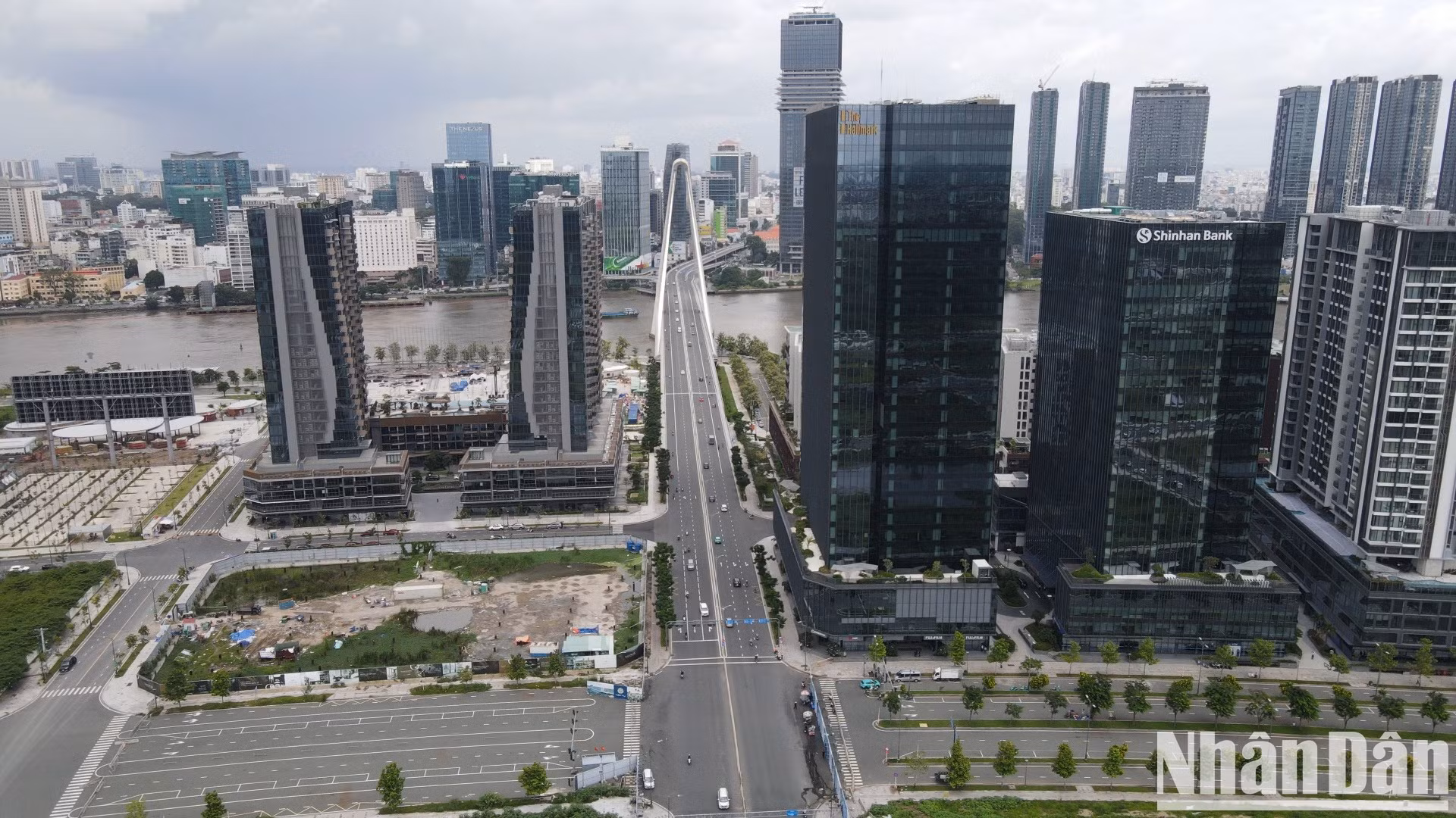 La construcción del puente Ba Son comienz a principios de 2015 y finaliza en abril de 2022. Con una arquitectura moderna, el puente lleva el nombre del astillero Ba Son, un lugar histórico asociado con el desarrollo urbano de Ciudad Ho Chi Minh tras los 50 años de reunificación nacional.