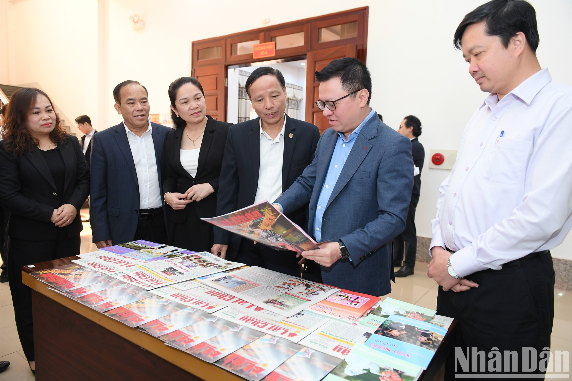 Quoc Minh analiza las publicaciones impresas del periódico Lai Chau.