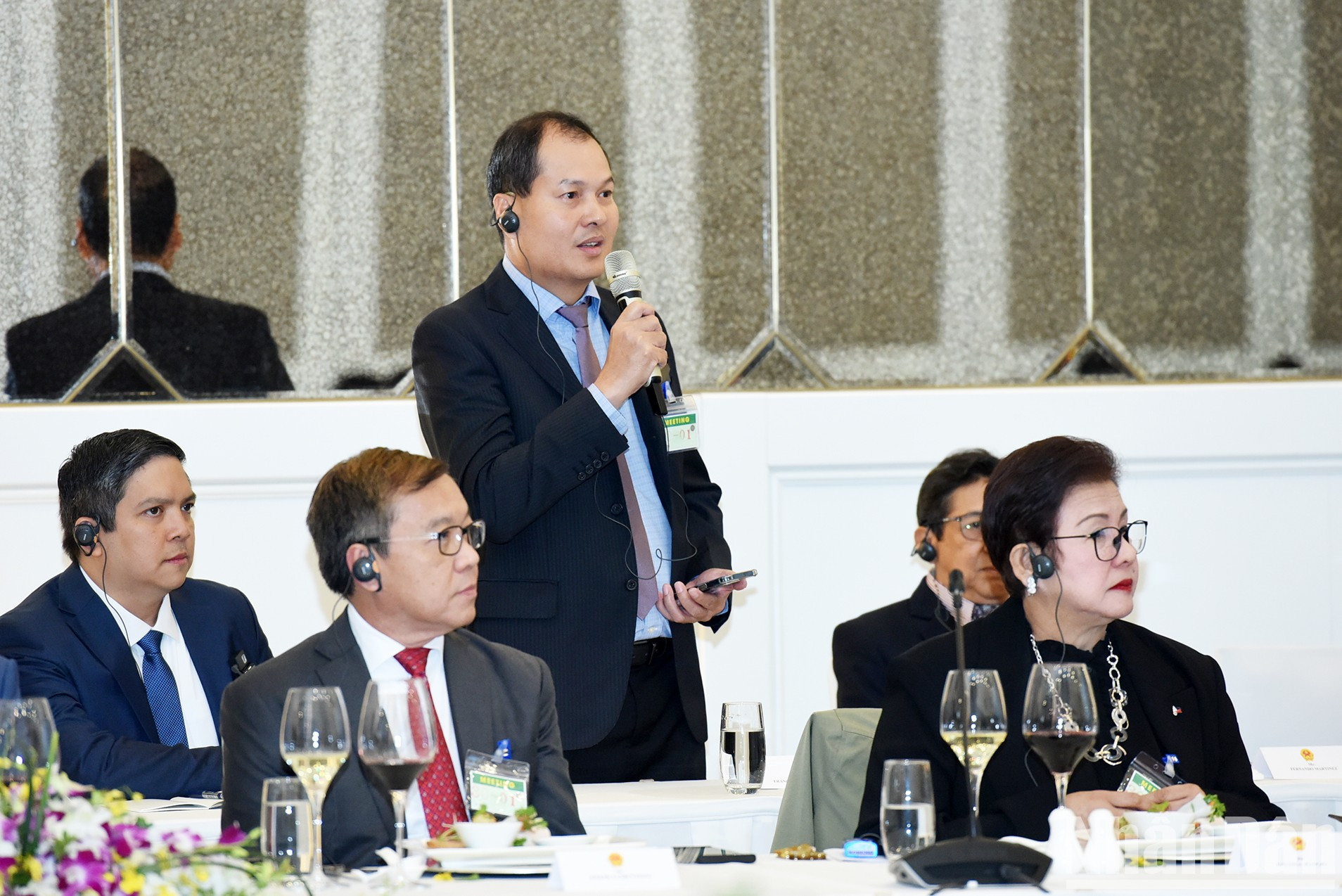 Un representante de las empresas filipinas interviene en el acto. Un representante de las empresas filipinas interviene en el acto.