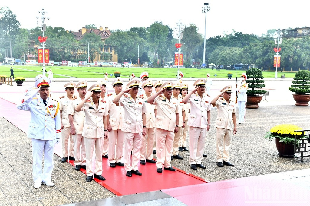 La delegación de la Comisión Central de Seguridad Pública y el Ministerio de Seguridad Pública rinde tributo al prócer vietnamita.