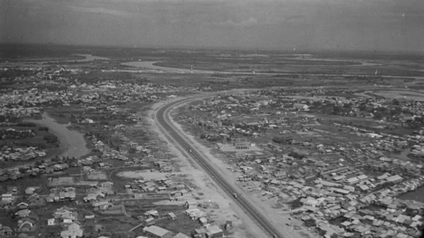 La autopista de Hanói, arteria principal de Ciudad Ho Chi Minh en los años 70 del siglo pasado. La autopista de Hanói, arteria principal de Ciudad Ho Chi Minh en los años 70 del siglo pasado.