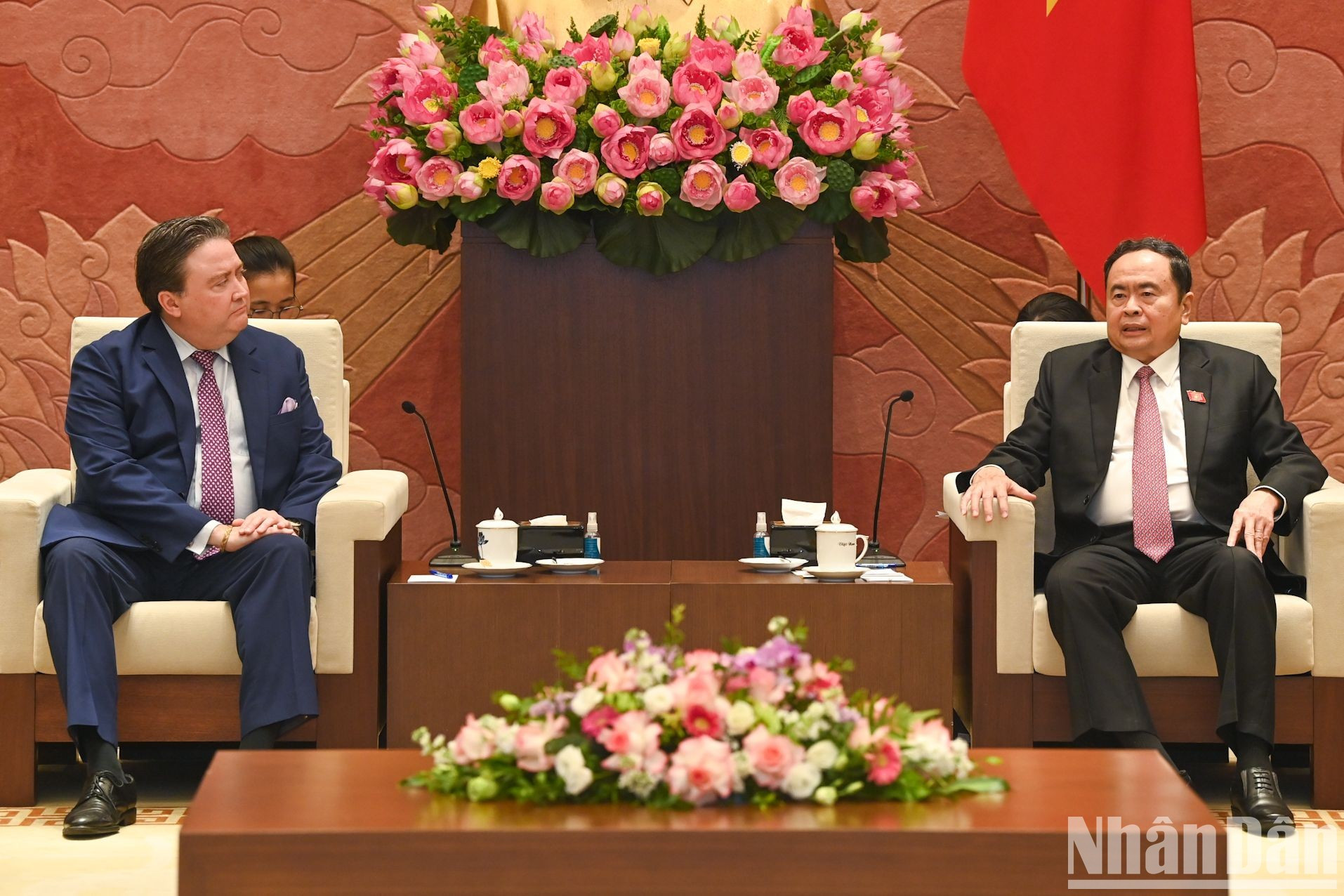 El presidente de la Asamblea Nacional de Vietnam, Tran Thanh Man, y el embajador de Estados Unidos en Hanói, Marc Knapper. El presidente de la Asamblea Nacional de Vietnam, Tran Thanh Man, y el embajador de Estados Unidos en Hanói, Marc Knapper.