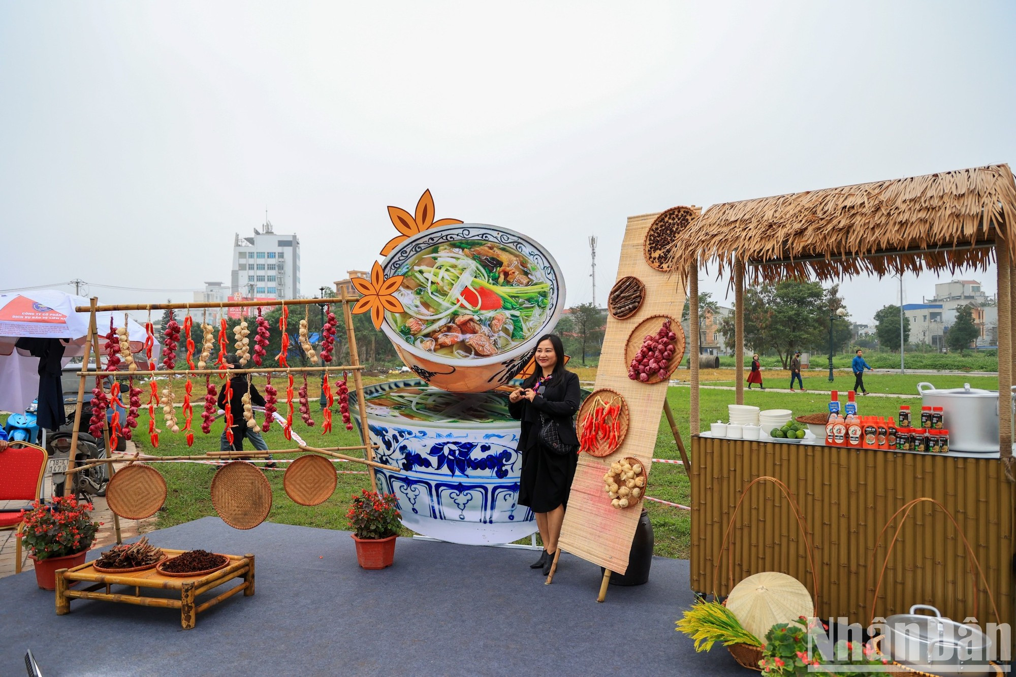 El espacio del Festival está diversamente diseñado con imágenes de cuencos de pho. El espacio del Festival está diversamente diseñado con imágenes de cuencos de pho.