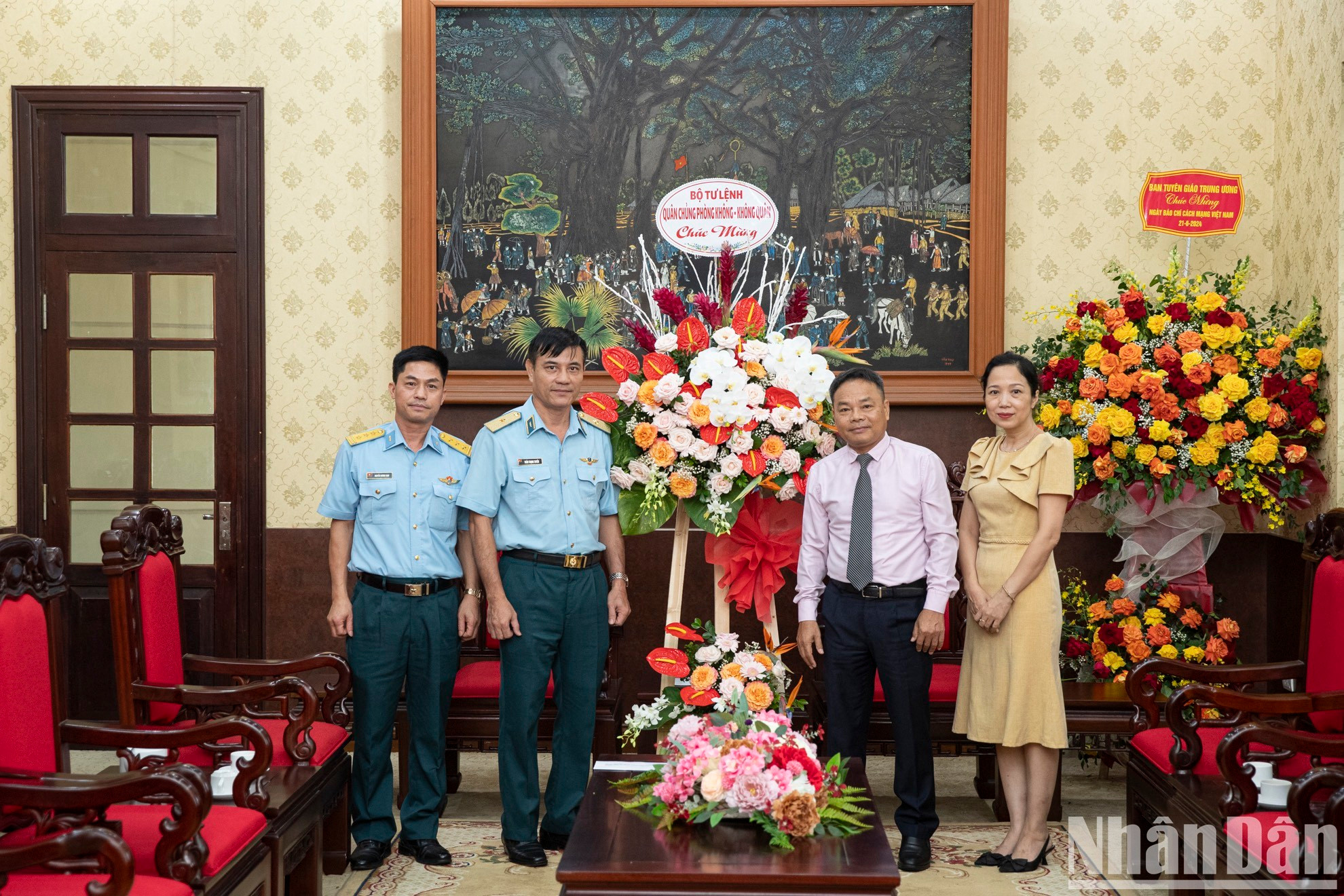 El general de división Tran Trong Tuyen, subjefe político de la Fuerza de Defensa Aérea-Antiaérea vietnamita, en el acto.