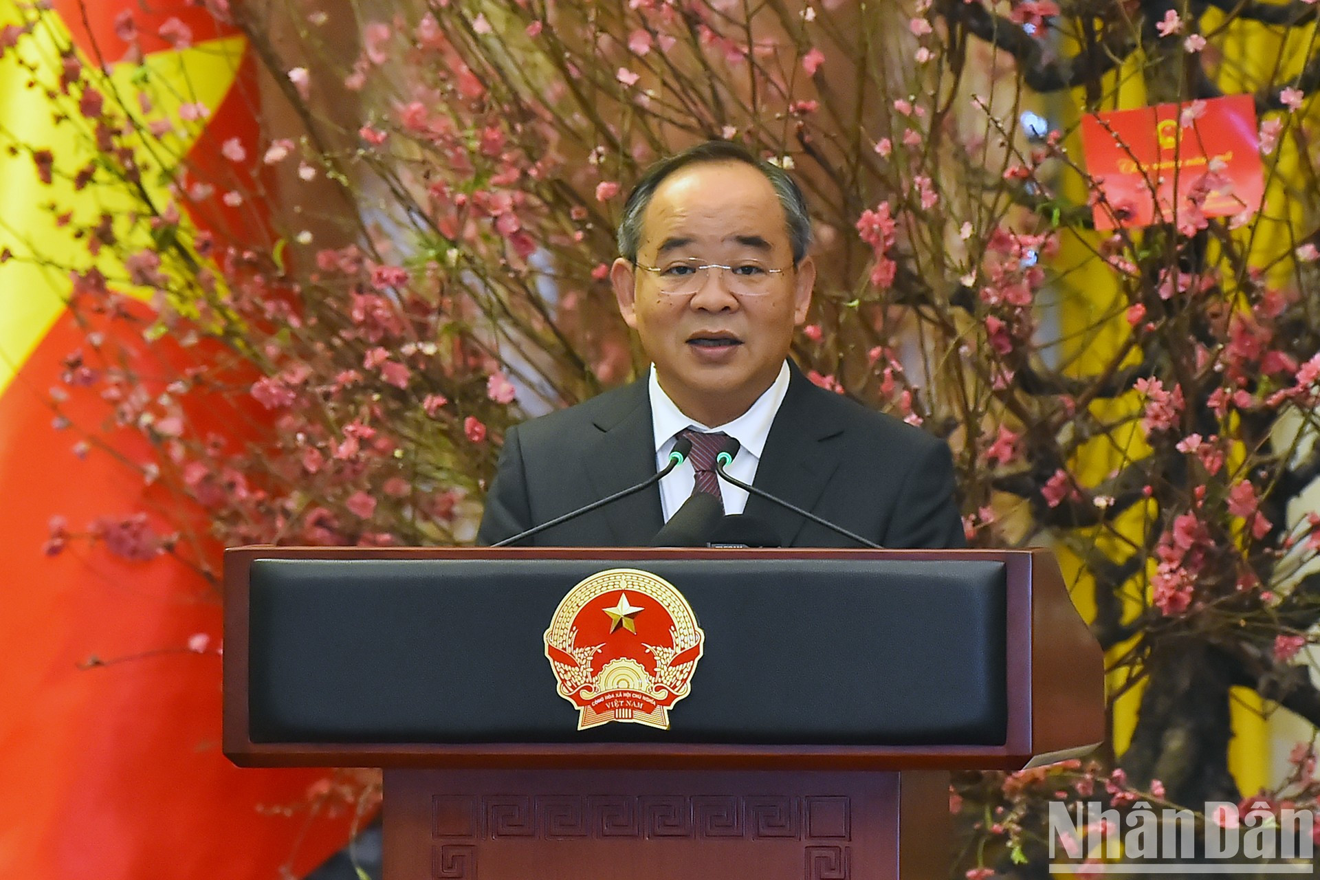 El jefe de la Oficina Presidencial, Le Khanh Hai, habla en el acto.