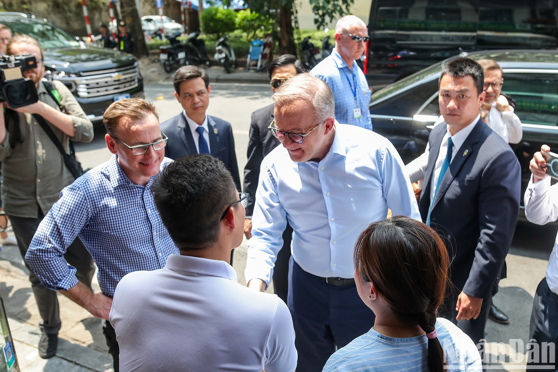 El Primer Ministro australiano llegó hoy a Hanoi para iniciar su visita oficial a Vietnam. Se trata de la primera visita oficial del Primer Ministro Albanese a Hanoi desde que tomó posesión de su cargo y sólo dos meses después del viaje de Estado del Gobernador General de Australia, David Hurley, lo que demuestra el gran interés del país oceánico por la nación del Sudeste Asiático. El Primer Ministro australiano llegó hoy a Hanoi para iniciar su visita oficial a Vietnam. Se trata de la primera visita oficial del Primer Ministro Albanese a Hanoi desde que tomó posesión de su cargo y sólo dos meses después del viaje de Estado del Gobernador General de Australia, David Hurley, lo que demuestra el gran interés del país oceánico por la nación del Sudeste Asiático.