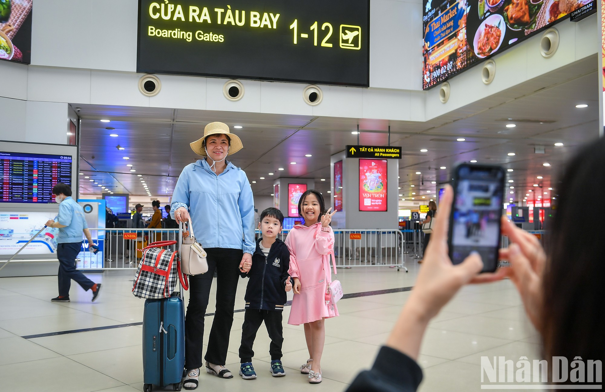 Toman fotos antes de embarcar.