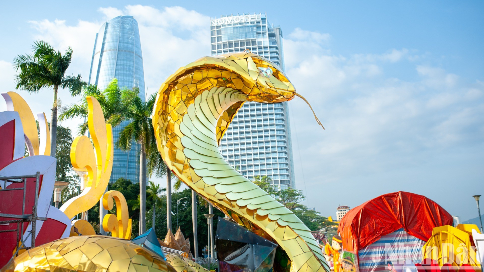 Según los constructores, el modelo de la serpiente en el puente en forma de T es de menor tamaño y las escamas de la serpiente tienen un diseño diferente. Según los constructores, el modelo de la serpiente en el puente en forma de T es de menor tamaño y las escamas de la serpiente tienen un diseño diferente.