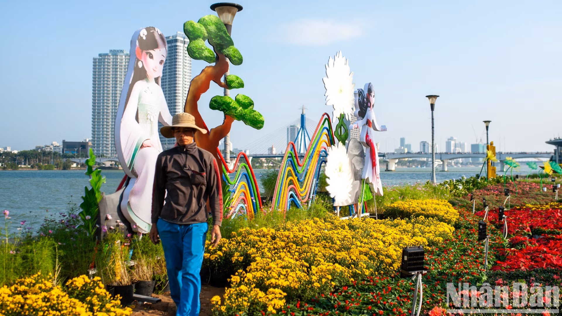 Las miniaturas de la calle de flores de Bach Dang, en la zona del puente en forma de T, también tienen un diseño llamativo. Las miniaturas de la calle de flores de Bach Dang, en la zona del puente en forma de T, también tienen un diseño llamativo.