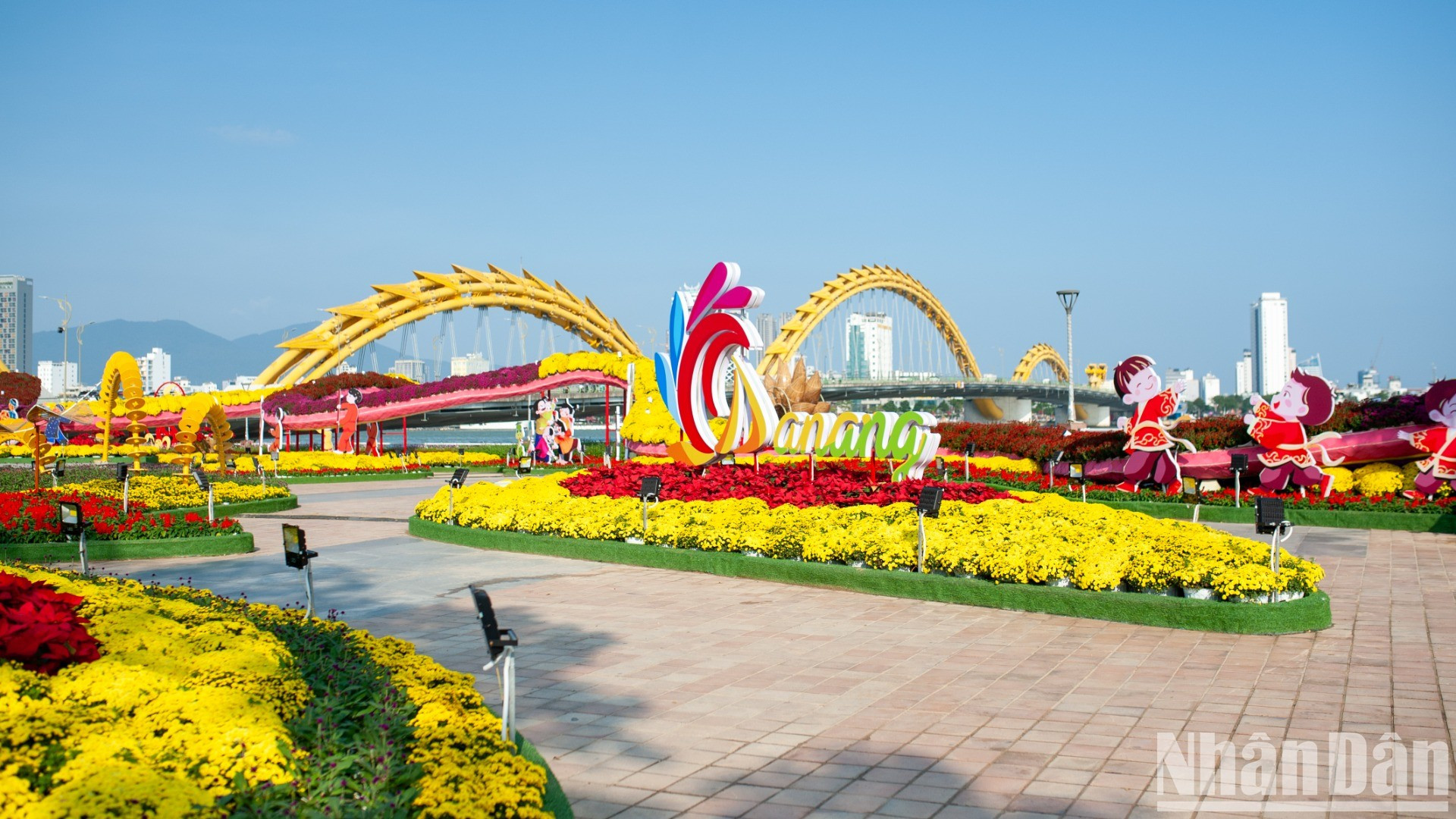 La plaza en el Puente del Dragón está decorada de forma animada. La plaza en el Puente del Dragón está decorada de forma animada.