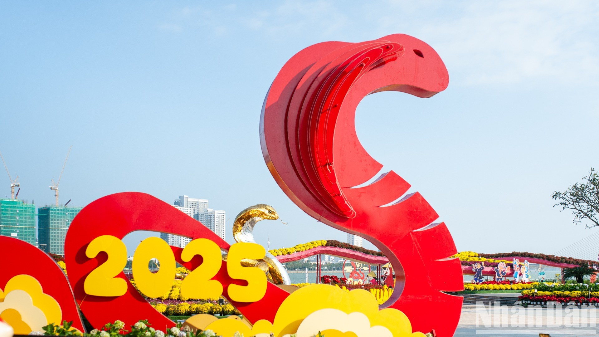 Las miniaturas circundantes contribuyen a resaltar el color amarillo brillante de la mascota. Las miniaturas circundantes contribuyen a resaltar el color amarillo brillante de la mascota.