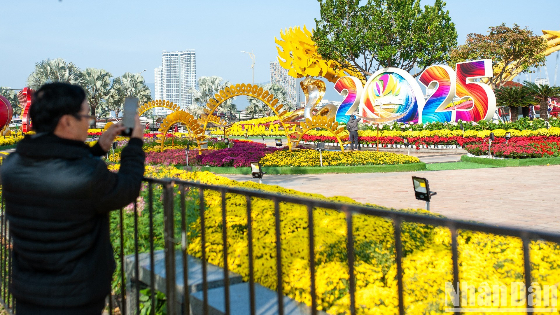 Lo más destacado de la calle de las flores de Bach Dang es el modelo de la serpiente. Lo más destacado de la calle de las flores de Bach Dang es el modelo de la serpiente.