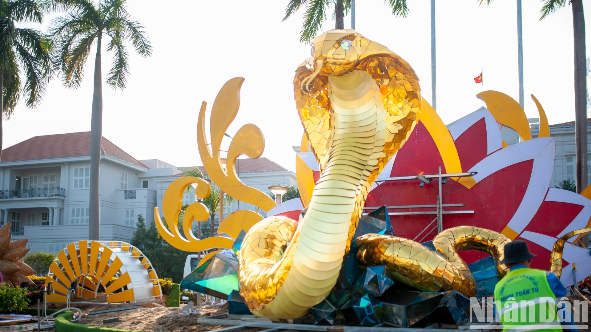 En el área del puente en forma de T frente al museo de Da Nang, el espacio de la calle de las flores también está decorado con esmero con la mascota de la serpiente. En el área del puente en forma de T frente al museo de Da Nang, el espacio de la calle de las flores también está decorado con esmero con la mascota de la serpiente.