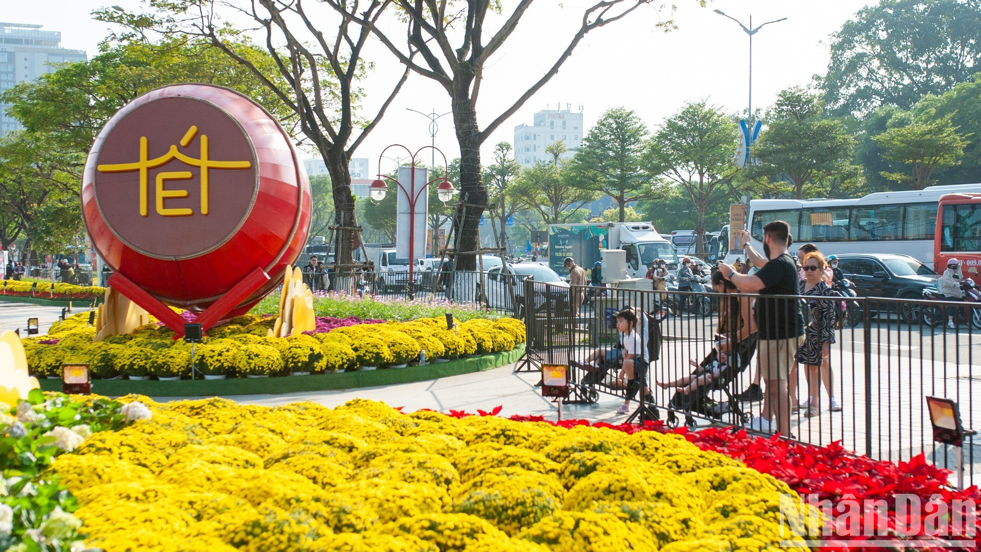 La calle de las flores de Bach Dang atrae a numerosos turistas. La calle de las flores de Bach Dang atrae a numerosos turistas.