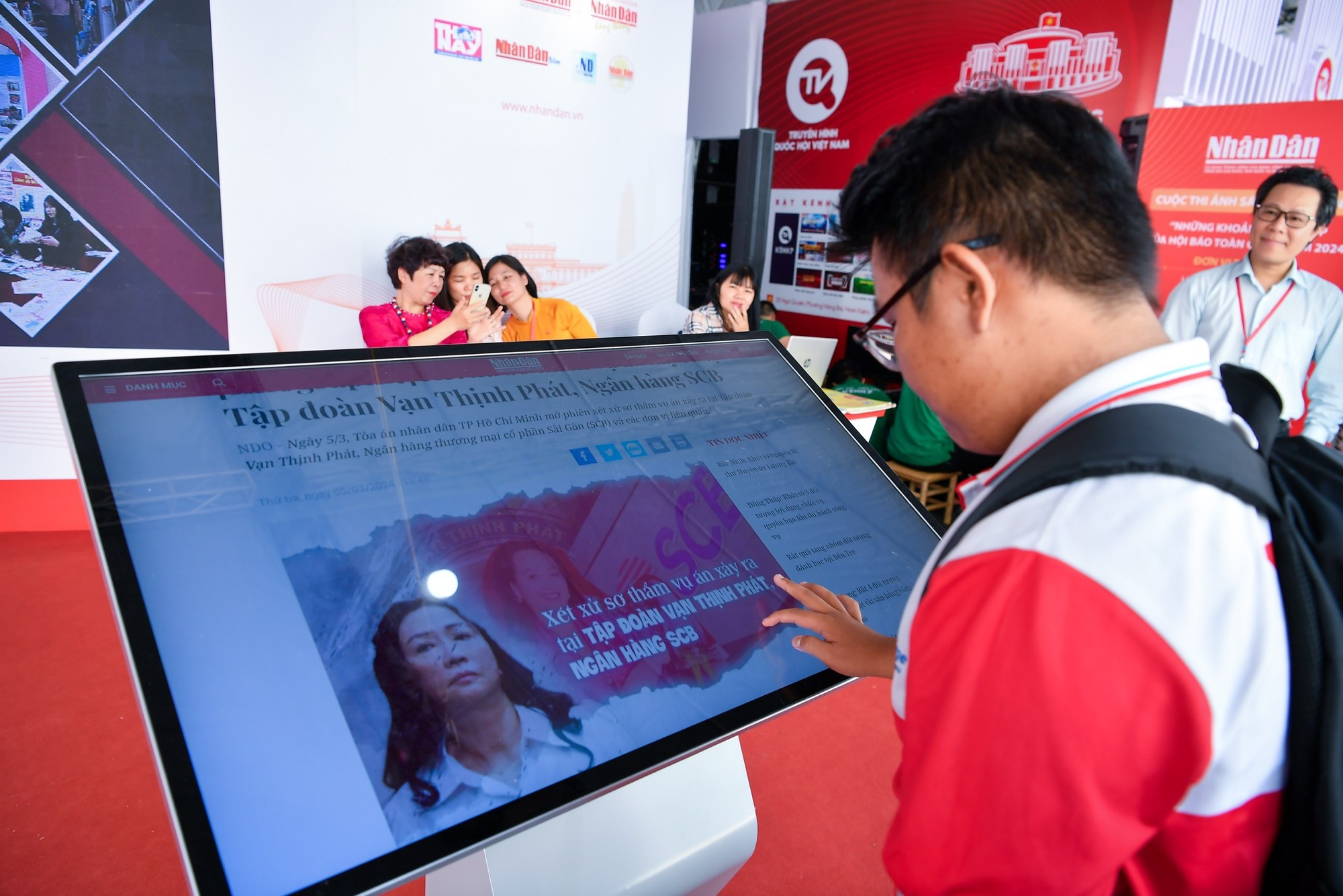 Además de productos periodísticos únicos, las organizaciones de prensa están utilizando muchas aplicaciones tecnológicas en sus pabellones para crear un punto de interés en el festival. Los lectores podrán "interactuar" con el periódico electrónico Nhan Dan a través de una gran pantalla en la zona de exposición del periódico. Además de productos periodísticos únicos, las organizaciones de prensa están utilizando muchas aplicaciones tecnológicas en sus pabellones para crear un punto de interés en el festival. Los lectores podrán "interactuar" con el periódico electrónico Nhan Dan a través de una gran pantalla en la zona de exposición del periódico.