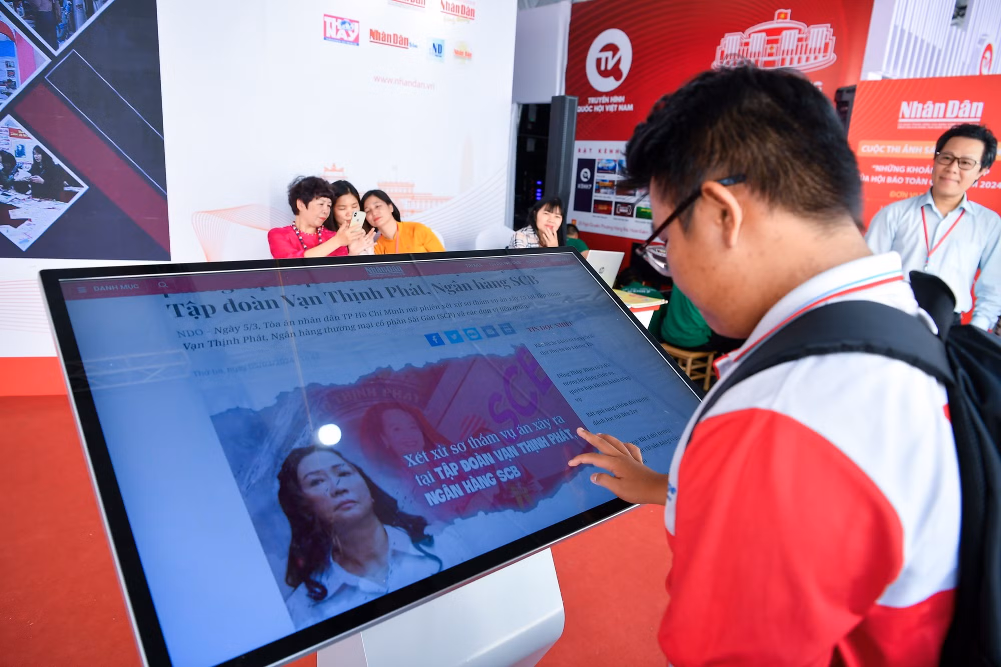 Además de productos periodísticos únicos, las organizaciones de prensa están utilizando muchas aplicaciones tecnológicas en sus pabellones para crear un punto de interés en el festival. Los lectores podrán "interactuar" con el periódico electrónico Nhan Dan a través de una gran pantalla en la zona de exposición del periódico.